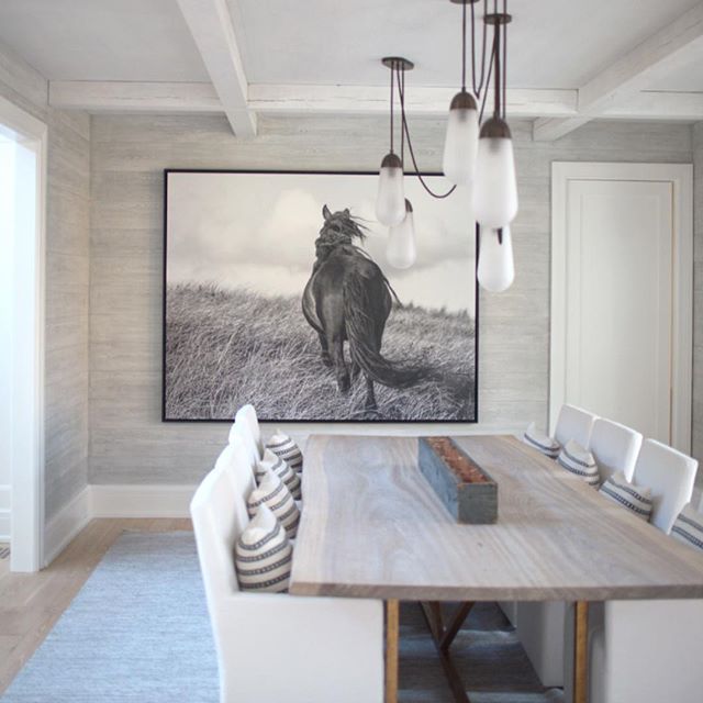 Talk about a great space for hosting extra long, loungey dinners. Take a little venture around this @kerrirosenthal designed dining room, which houses our soft + subtle Glazed Faux Bois Finish. Swipe thru for more photos.
&bull;
&bull;
&bull;
&bull;
