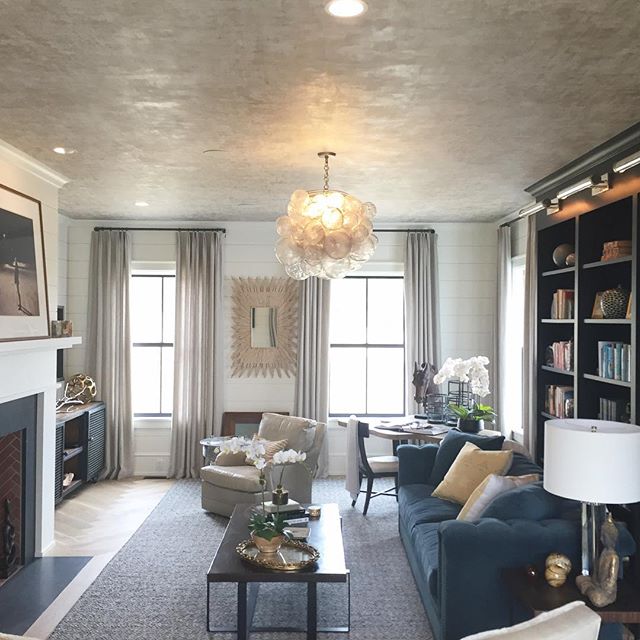 Ever think of having birch on the ceiling? We do. So we did! Our Metallic Birch Finish creates a warm and inviting atmosphere here at @mamanaughton's home, as featured in @traditionalhome. Collab on this VT abode with designers @nancyjgalasso and @rc