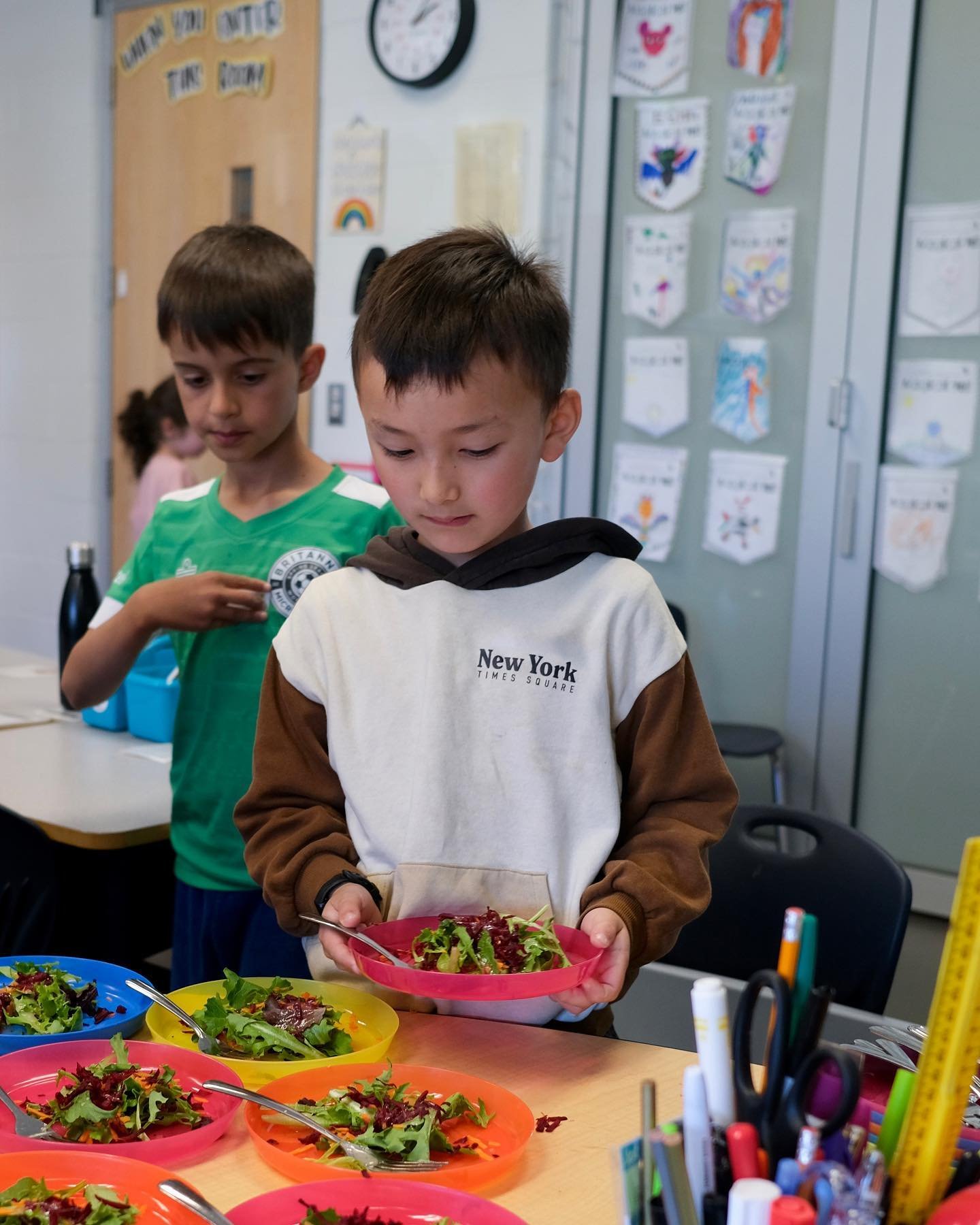 After making our honey vinaigrette dressing (see our last post!), the students got to taste-test their creation in a salad. We encouraged them to note the different flavours and textures of their plate, challenging them to think beyond words like &ld