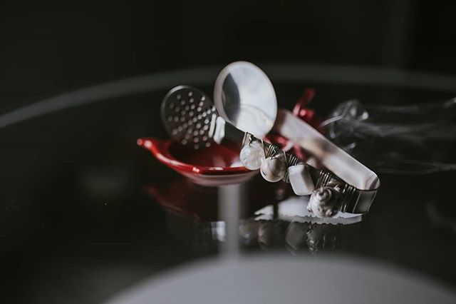 We've got tongs, tongs, and more tongs up on the site now! Link in bio for all the flatware + more
&bull;
&bull;
&bull;
&bull;
#voyagedallas #papercitydallas #opalite #pearls #blancmagazine #etsydallas #RomancingtheStone #myleux #sterlingsilver #etsy
