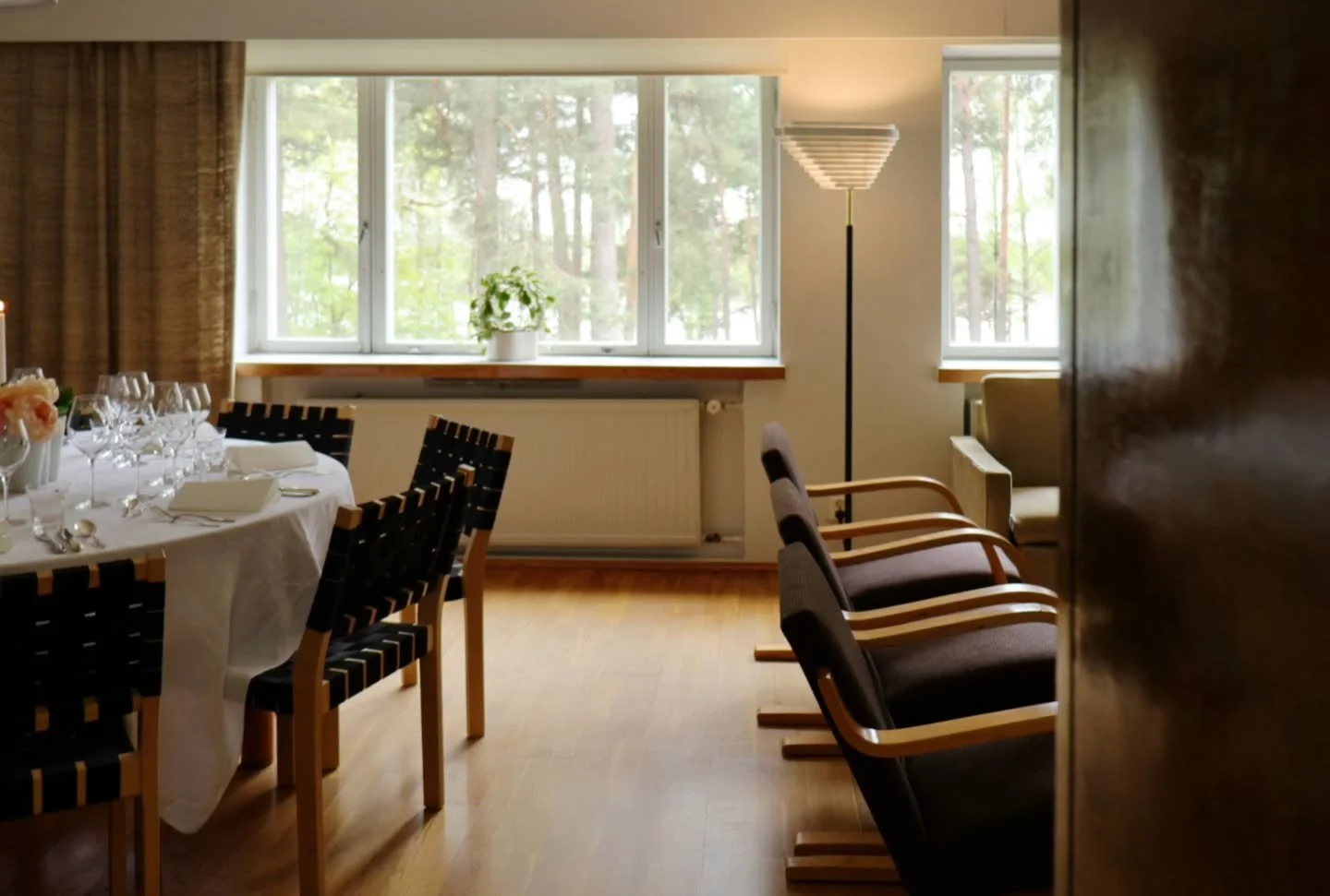 Tiesitk&ouml; ett&auml; t&auml;ss&auml; Kantolan p&ouml;yd&auml;ss&auml; ja huoneessa on tehtaanjohtaja is&auml;nn&ouml;inyt lounaan vieraanaan silloinen tasavallan presidentti Mauno Koivisto ja rouva Tellervo Koivisto?

Presidentti puolisoineen majo