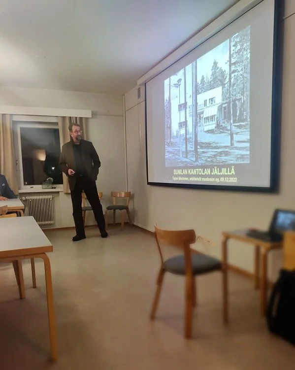 Arkkitehti Tapani Mustonen Kantolan avajaisissa joulukuussa 2022.