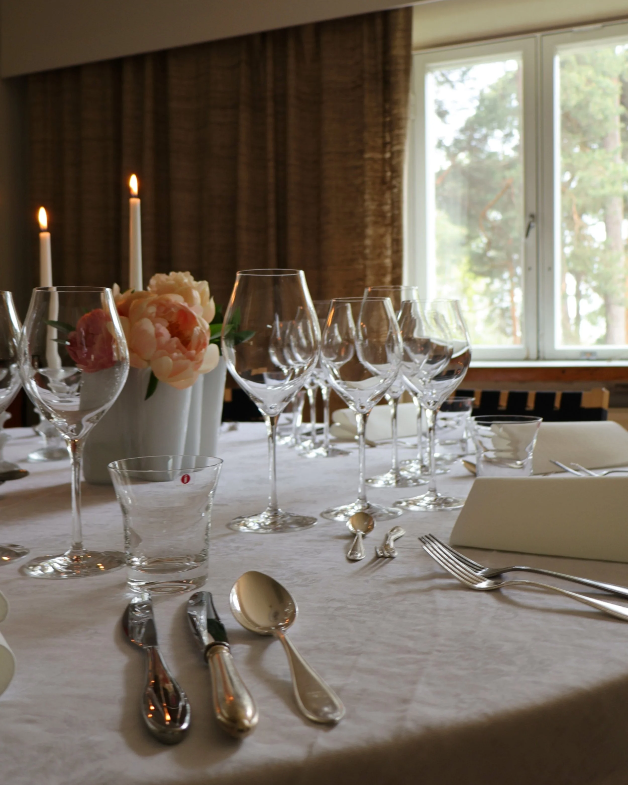 Sunilan kantolan tehtaanjohtajan illallinen kattaus lähikuvassa