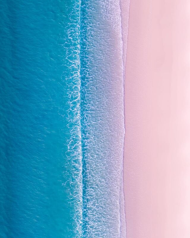 Happy #topdowntuesday frothers. Who&rsquo;s been getting down to the beach now that restrictions have eased and we can go on road trips again? 🚌 🏝 ☀️ .
.
.
Hit the SAVE icon if you want this wallpaper!
.
.
.
.
.
#watchthisinstagood
#lighting 
#sunr