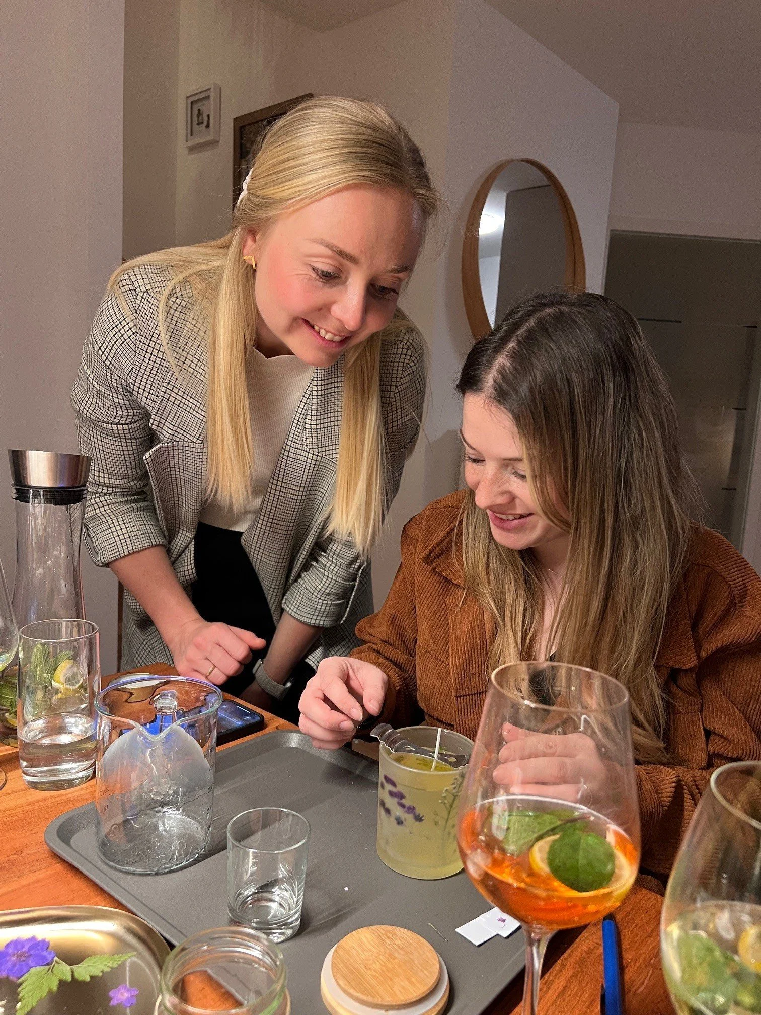 Sina und Elena Duftkerzenworkshop.jpg