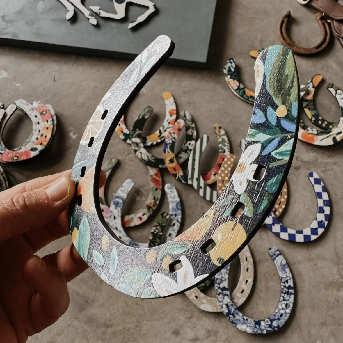 wooden horseshoe with floral pattern