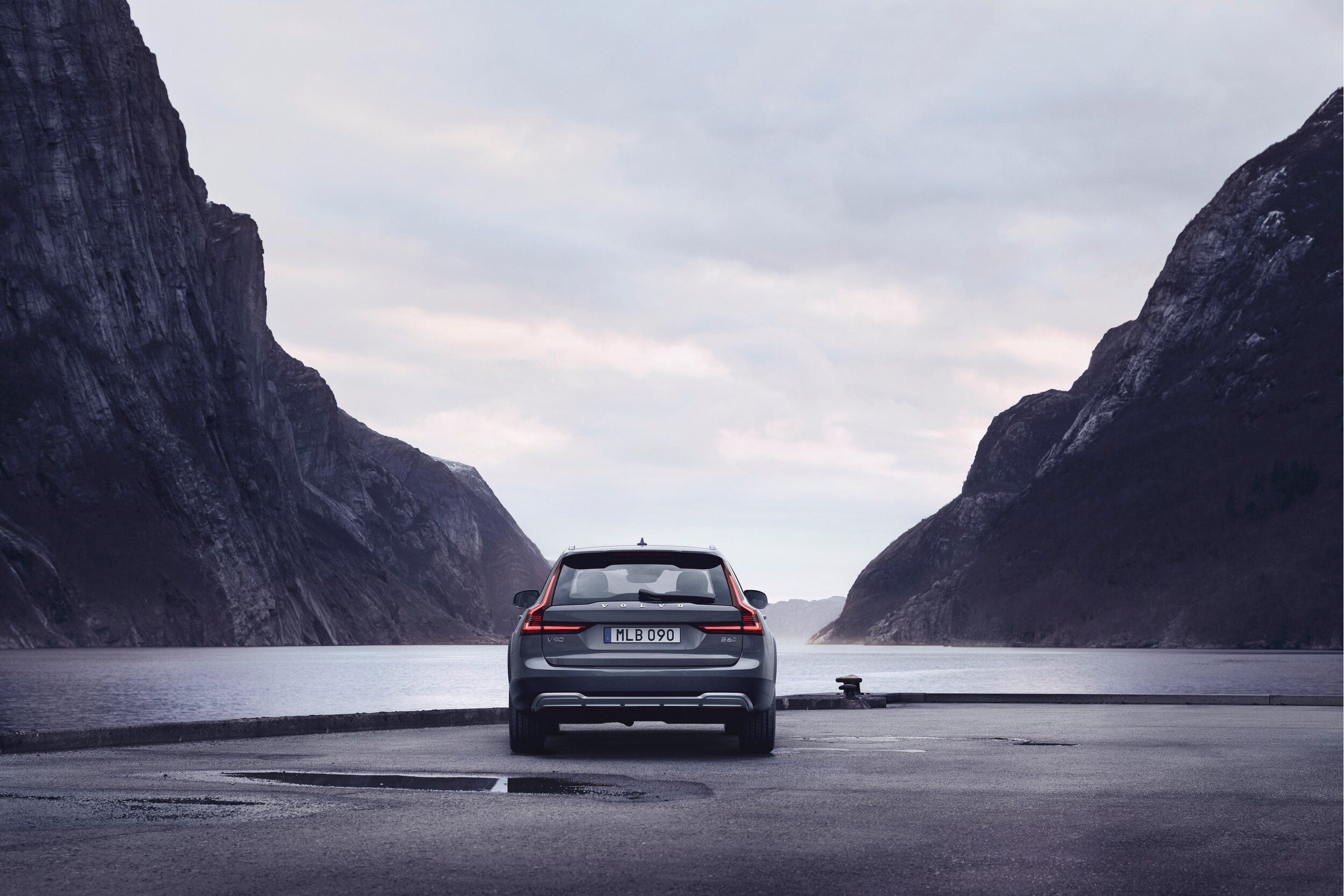 262612_The_refreshed_Volvo_V90_Cross_Country_in_Thunder_Grey.jpg