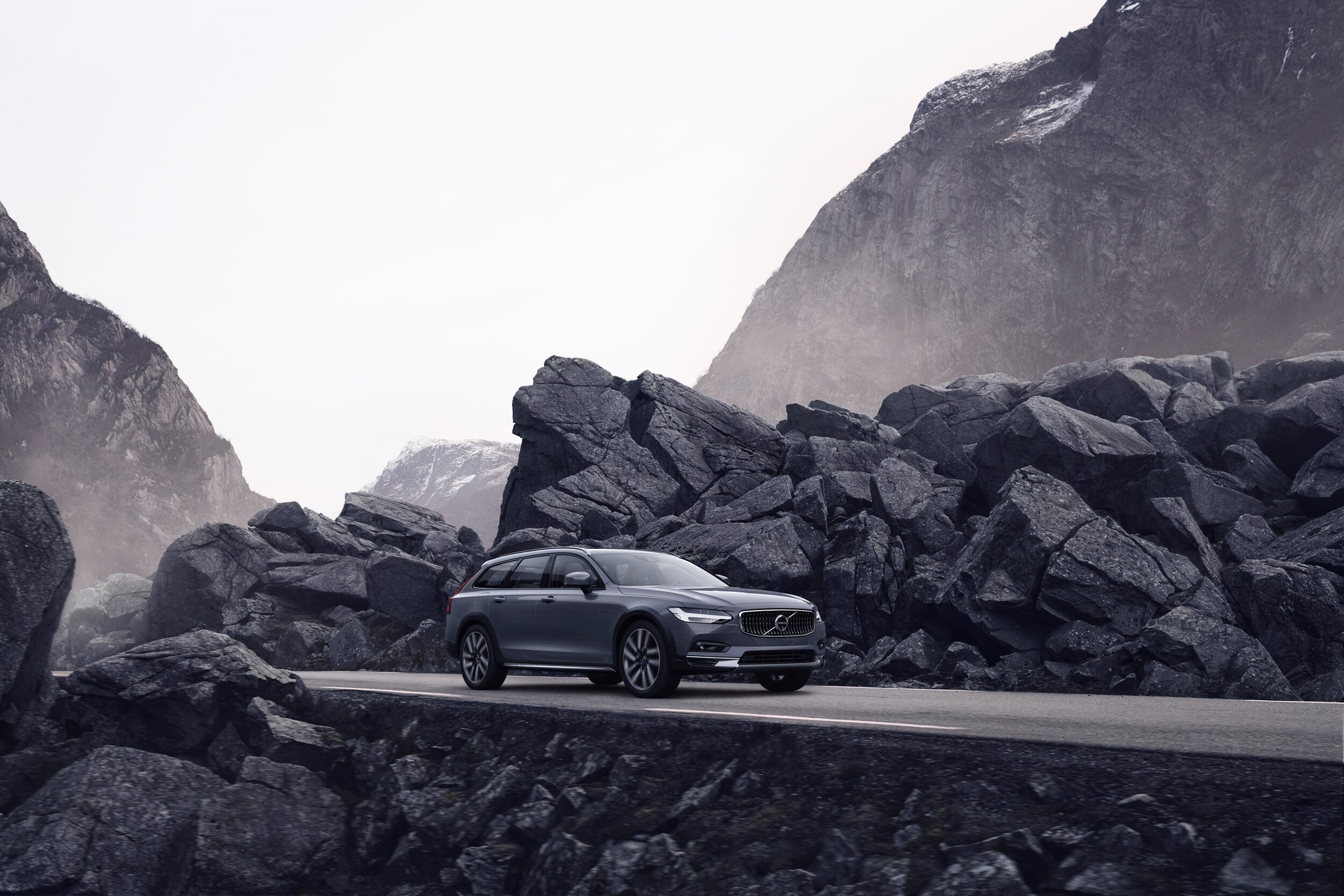 262615_The_refreshed_Volvo_V90_Cross_Country_in_Thunder_Grey.jpg