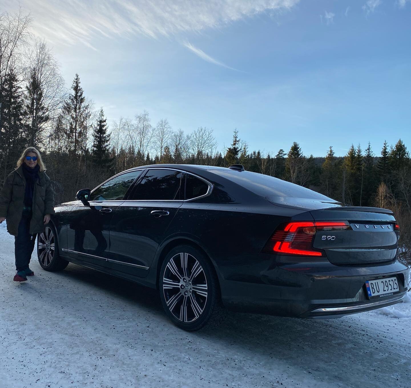 Volvo S90 Recharge Inscription T8 AWD - en linjelekker plug-in hybrid sedan for den kresne. 390 hk. 0-100 p&aring; 5,1 sek. Google Play/Assist/Maps. Sikkerhetssystemer i mengder. God plass og topp komfort i baksetet. En super bil &aring; ha med passa