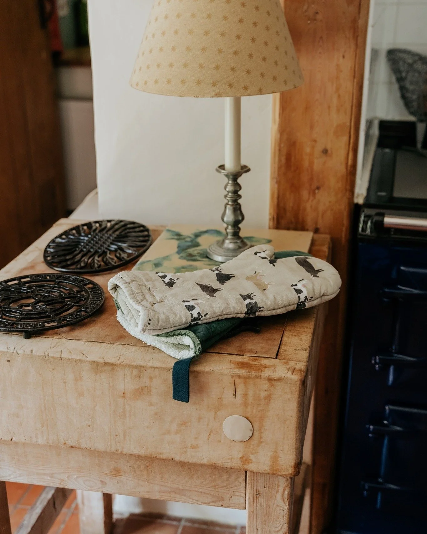 Autumn warmth by the Rayburn 🍂🔥 
Slow cooking, cosy vibes, and the perfect countryside comfort.

#LibbearBarton #AutumnVibes #CosyStay #RayburnCooking #CountryLife #RuralRetreat #HomeComforts #CountrysideCharm #SeasonalCooking #WarmAndCosy&quot;