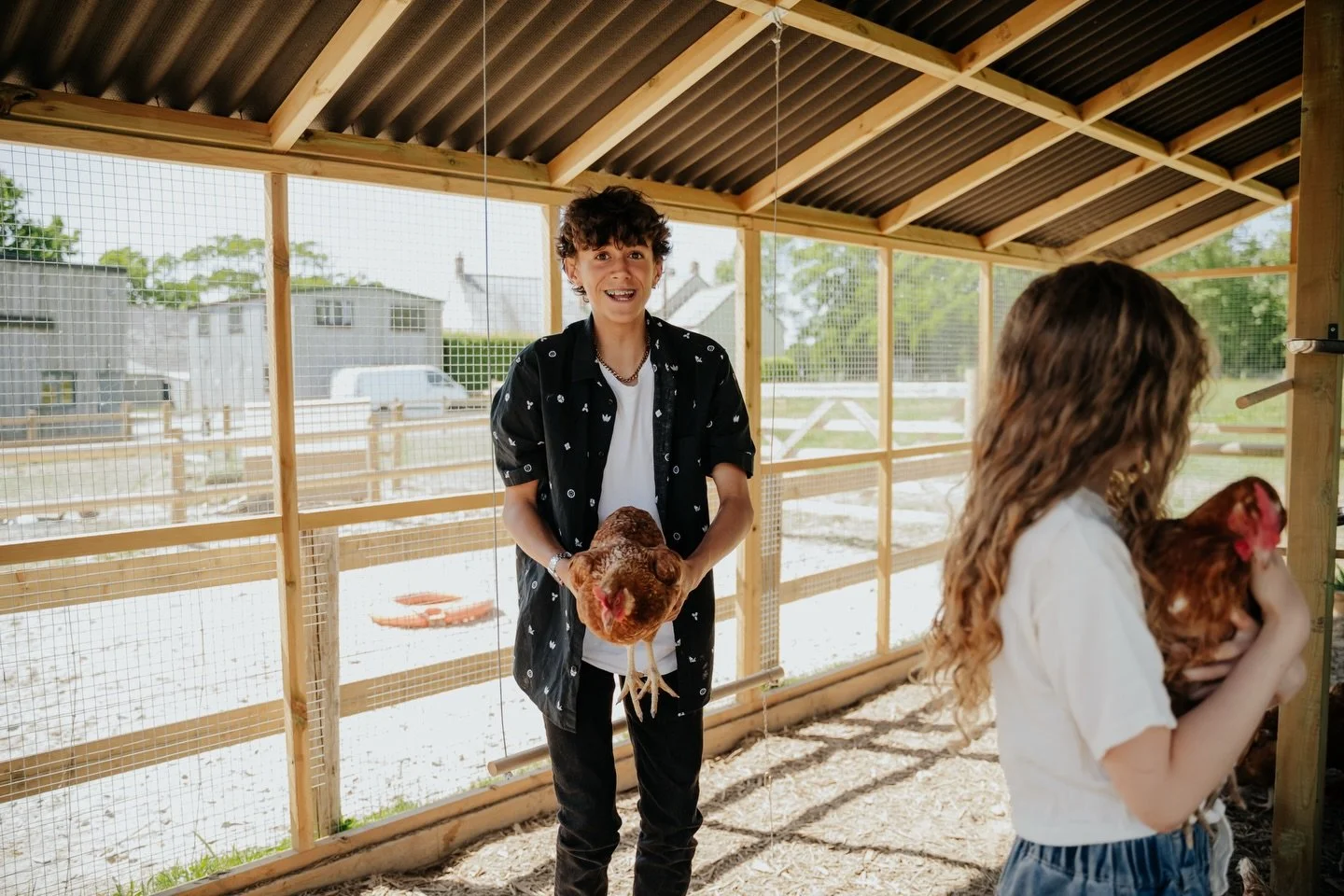 Du plaisir sans fin dans le poulailler 🐔✨ Toujours très apprécié des petits (et grands) visiteurs à Libbear Barton.

#LibbearBarton #ChickenTime #FarmFun #FamilyStay #CountryLife RuralRetreat AnimalLovers MakingMemories DevonStay UKHolidays
