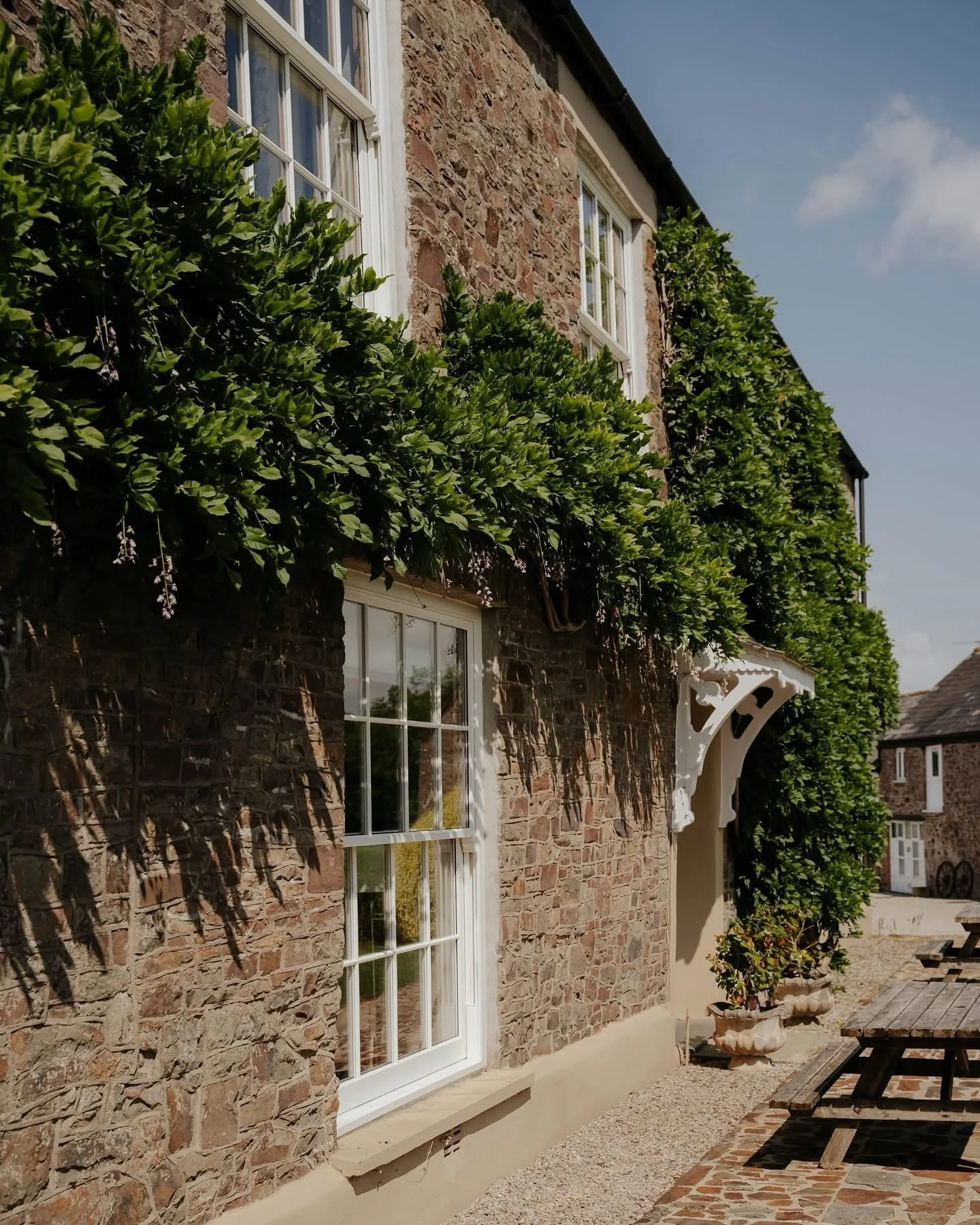 Entouré de verdure et de nature 🌿✨

#LibbearBarton #AmoureuxDeLaNature #Verdure #CharmeDeLaCampagne #RetraiteRurale VieÀLaCampagne InspiréParLaNature SéjourDansLeDevon CampagneBritannique EndroitPaisible