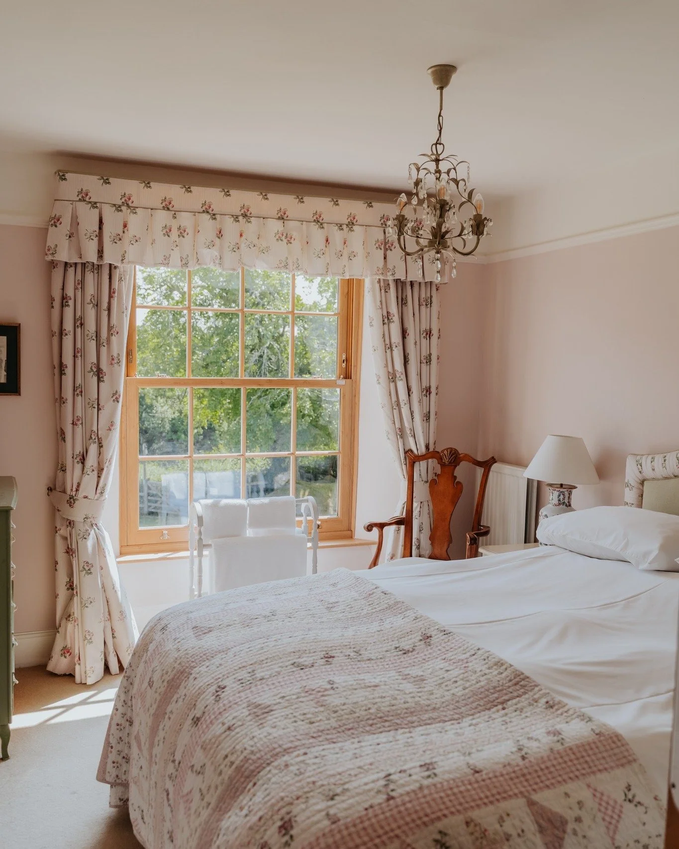 We love seeing the Spring light flood into Toad Hall 🌿✨ It's soft, golden and full of warmth. 

#ToadHall #LibbearBarton #SpringLight #NaturalLight #CosyStay #CountrysideCharm #RuralRetreat #DevonStay #UKHolidays #PeacefulSpaces