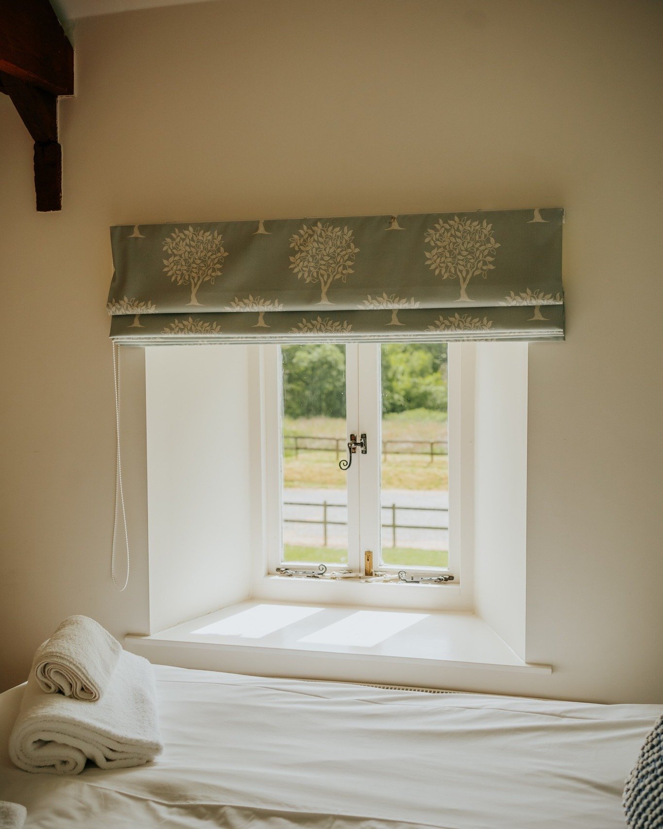 Sunday mode: slow, soft and cosy 🦦✨ Otters Den is made for days like these. 

#OttersDen #LibbearBarton #SundayVibes #SlowLiving #CosyStay #RuralRetreat #CountrysideCalm #DevonStay #UKHolidays