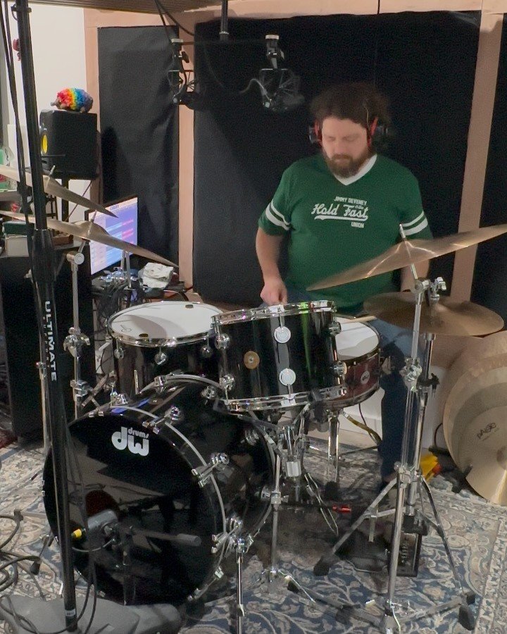 Drumbrella MRK I is operational!
Video 1 - low, Video 2 - retracted all the way up. Pretty happy with the difference! Listen on some good speakers &amp; tell me what ya think!

2 @seelectronics 4400&rsquo;s in omni, @sennheiser 602 on the kick for a 