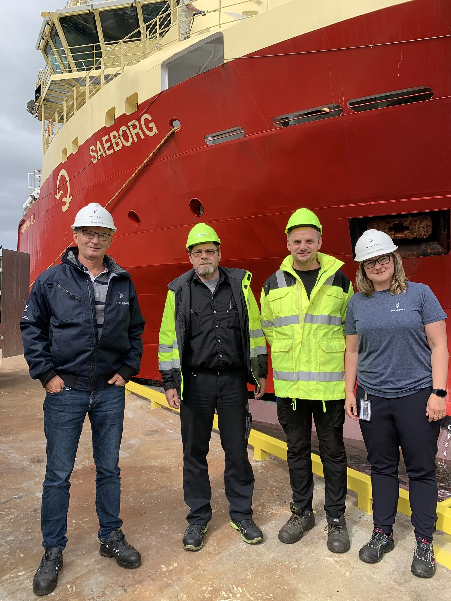 Foto: Salssjef ettermarknad Åge Sandvik og prosjektleiar ettermarknad Marita Myrvågnes omkransar skipper Rune Christiansen og maskinsjef Jens Lydersen frå Saeborg/Skansi Offshore.