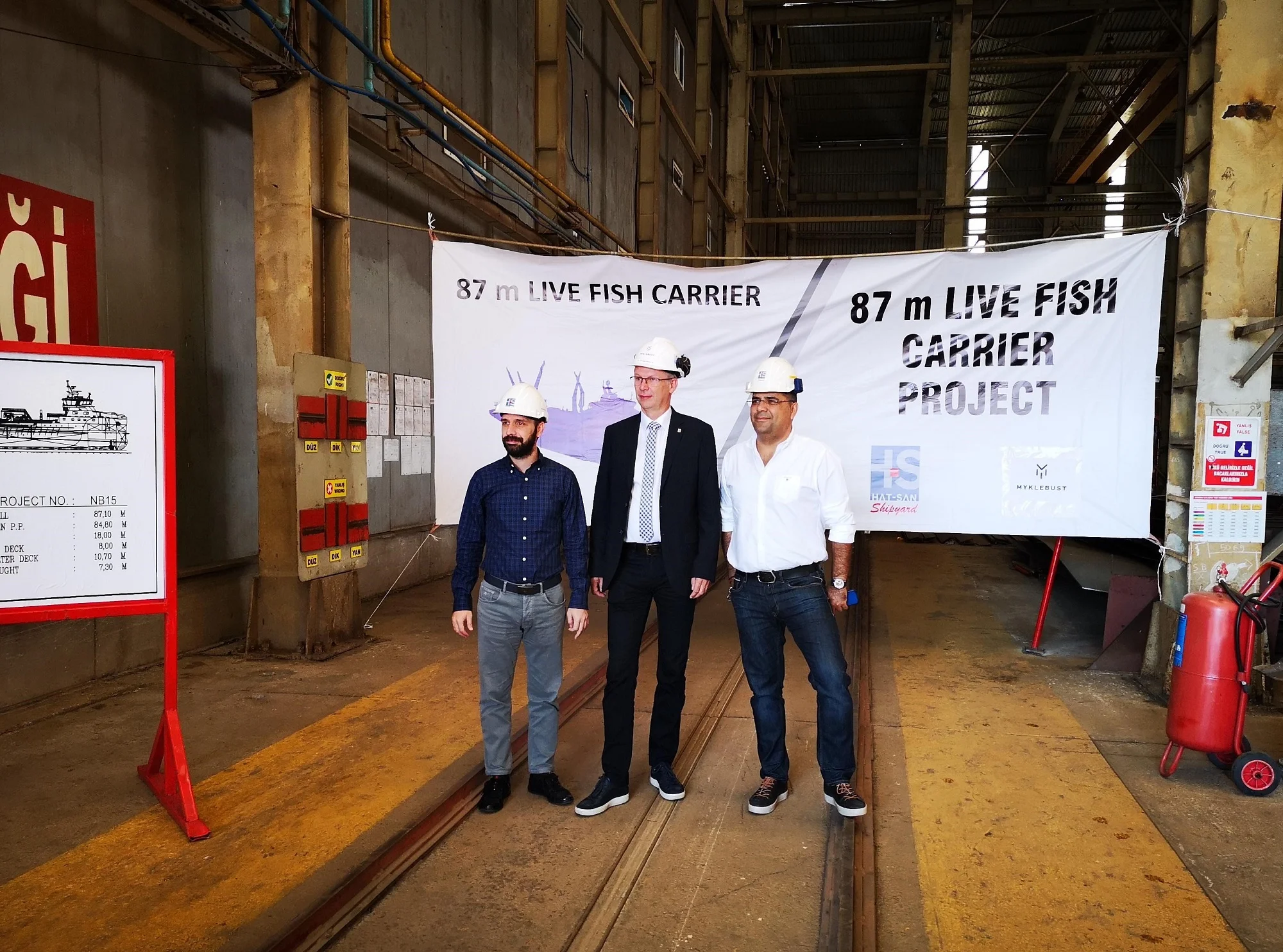 Verftssjef Mustafa Talha Pepe frå Hat-San, prosjekleiar Tor Inge Nordmo frå Myklebust og skrogmeklar Ecevit Kaya frå MIL Shipping under markeringa.