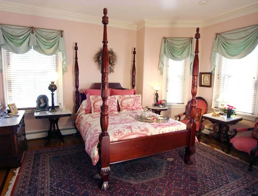 The Point Garden Room provides its guests with their own porch overlooking our picturesque garden. It has a walk-in shower.