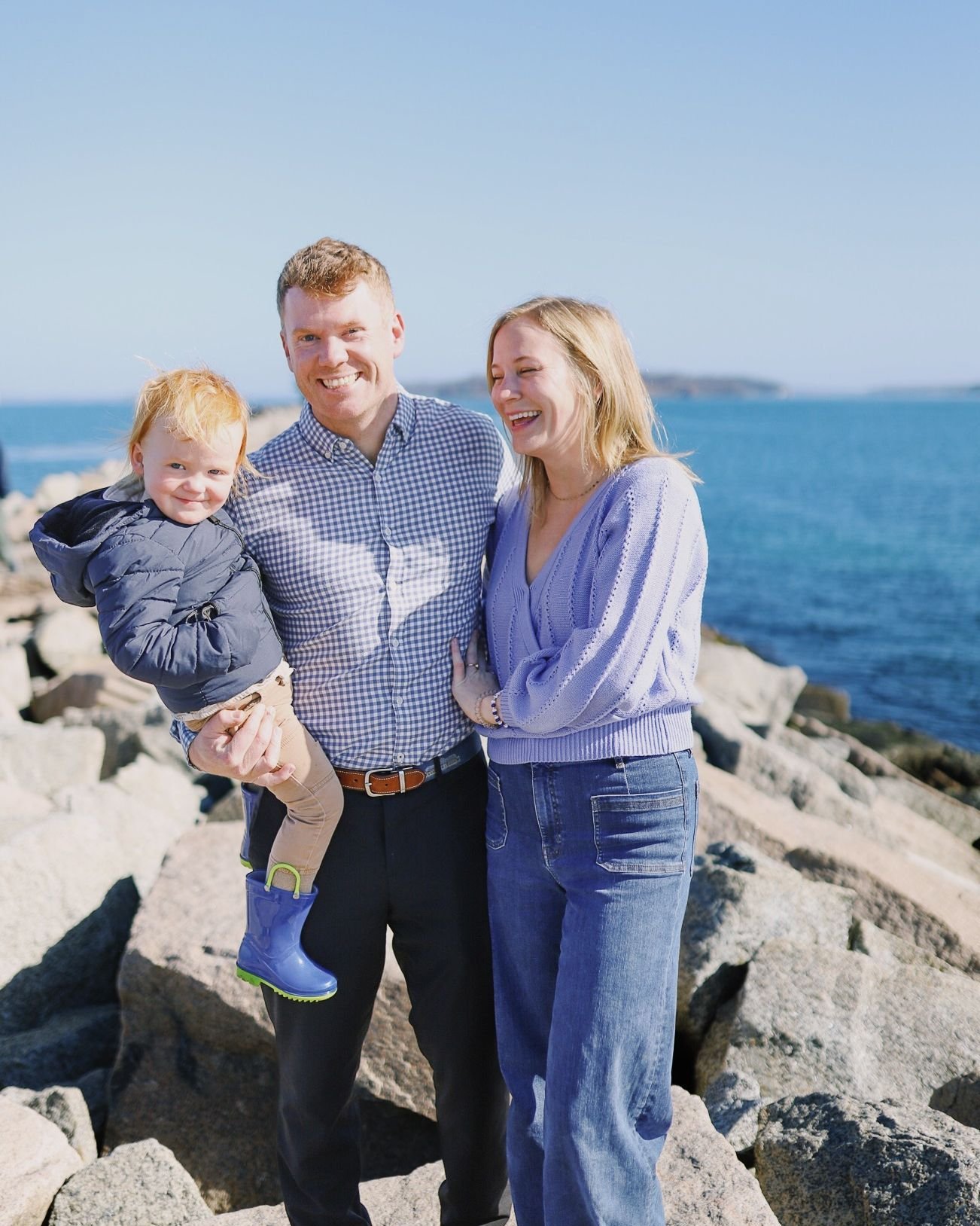 We love a headshot session &amp; a family photo moment by the water with @johnhayesiv. 🌊🦞