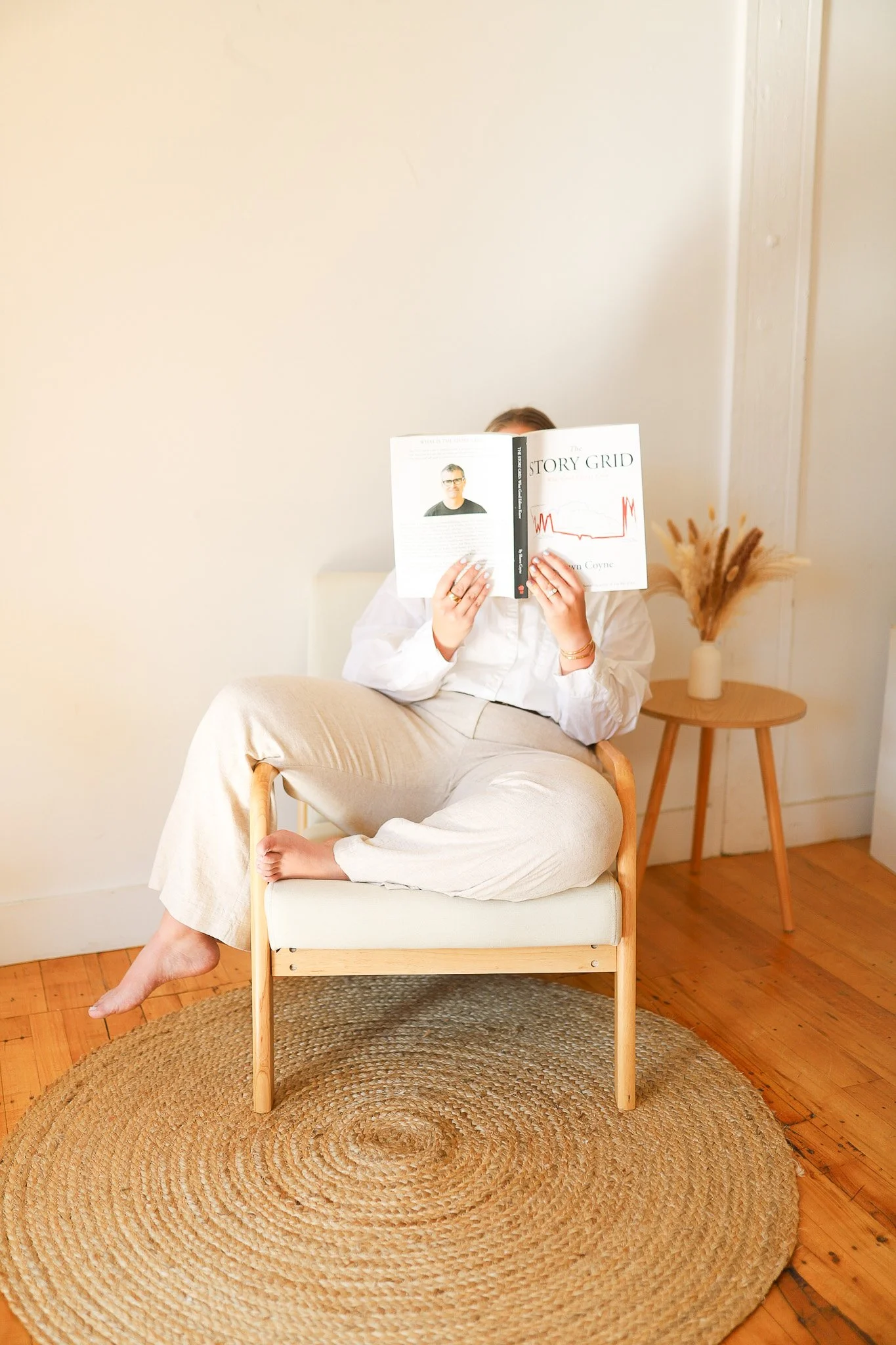 There is nothing we love more than the opportunity to meet clients in person and snap some fresh brand photos. 📸 We had the best time with @leahharteredits capturing some new photos for her marketing materials. 📚