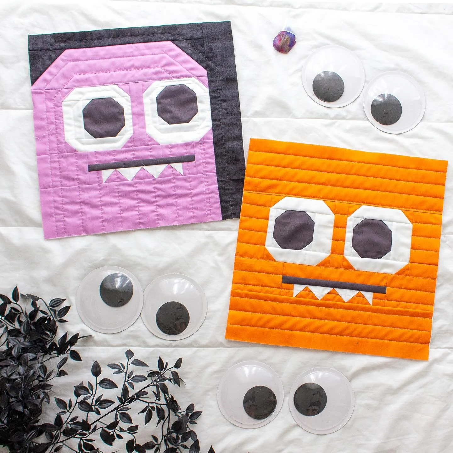 Say hello to Bob! Day 6 of the #spookyseasonsampler is brought to you by yours truly with a 2-in-1 pattern. Choose between the bobbing version, where Bob is on the move, or the blobbed version, where Bob is splattered!

If you want to get to know mor