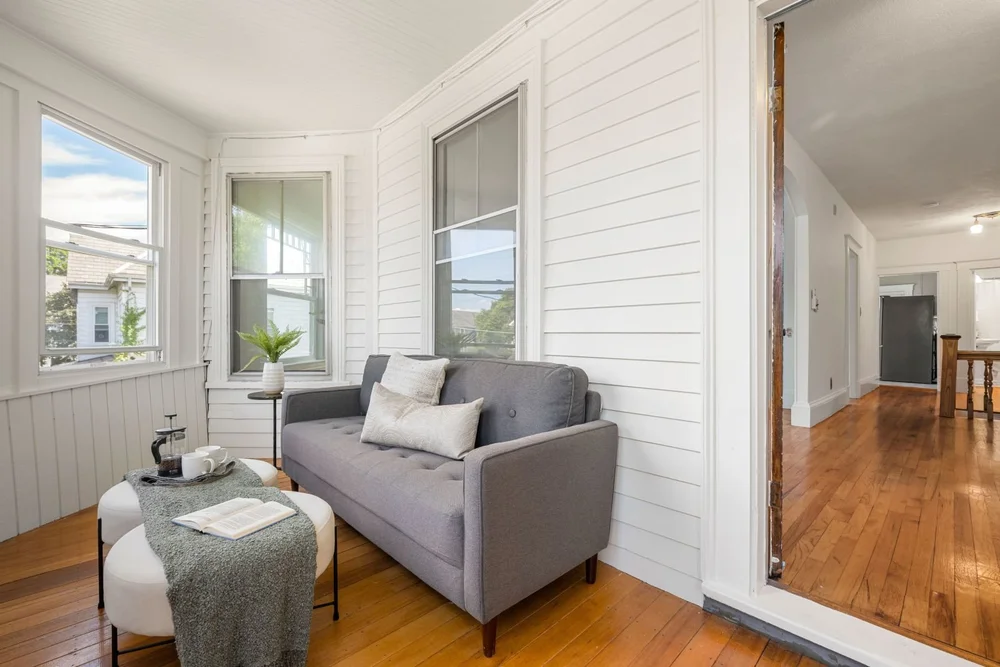 FRONT PORCH 2ND FLOOR 2.JPG