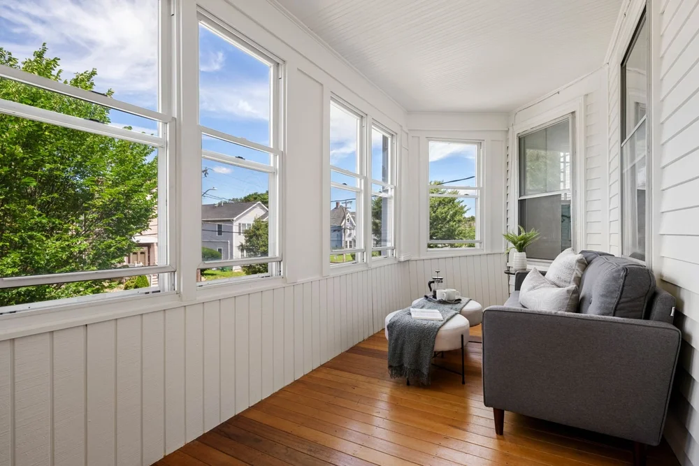 FRONT PORCH 2ND FLOOR.JPG