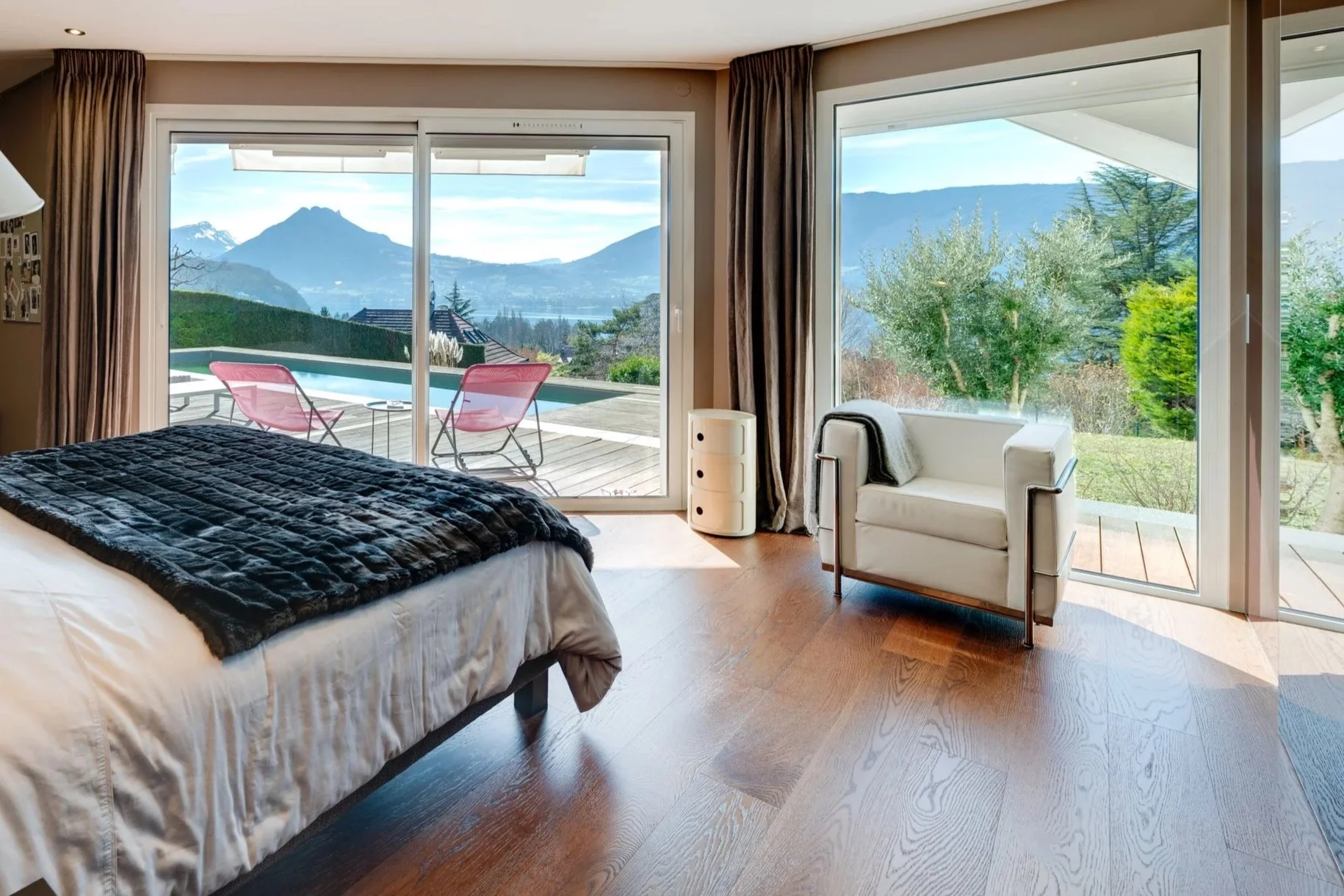 Villa_du_Mont_Veyrier_bedroom1_ master.jpg