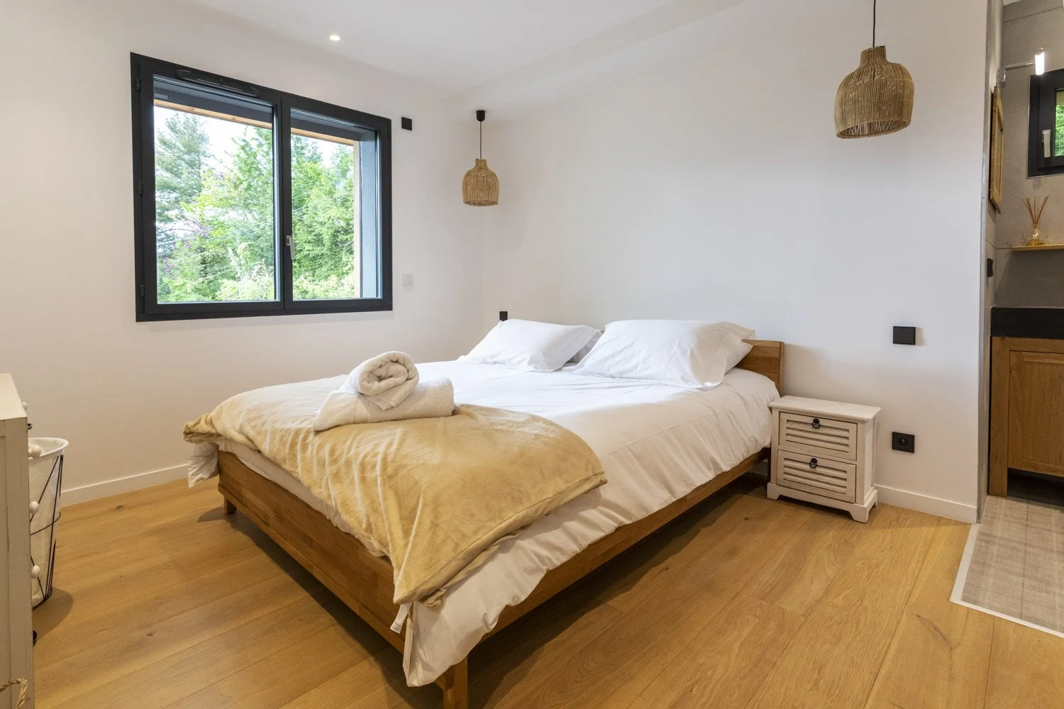 Villa_Panorama_TalloiresTalloires Lakeview guest bathroom with ensuite.jpg