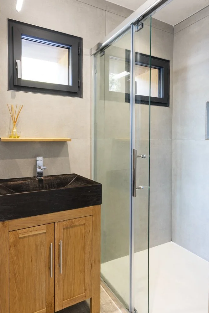 Villa_Panorama_TalloiresVilla_Panorama_ ensuite bathroom bed2.jpg