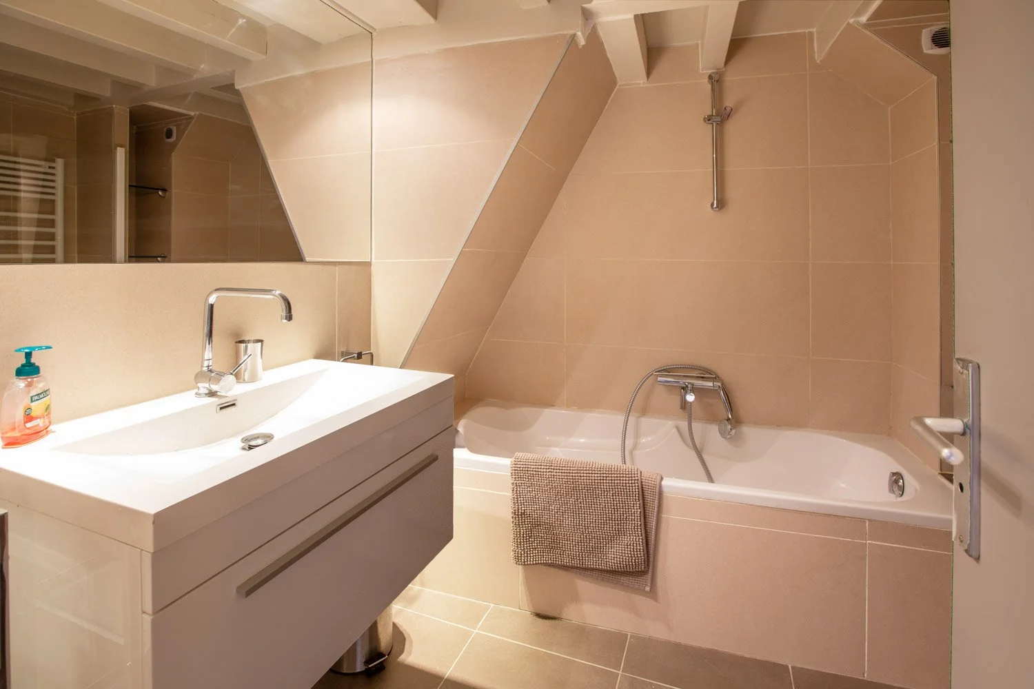 Apartment 3 bathroom 2.jpg