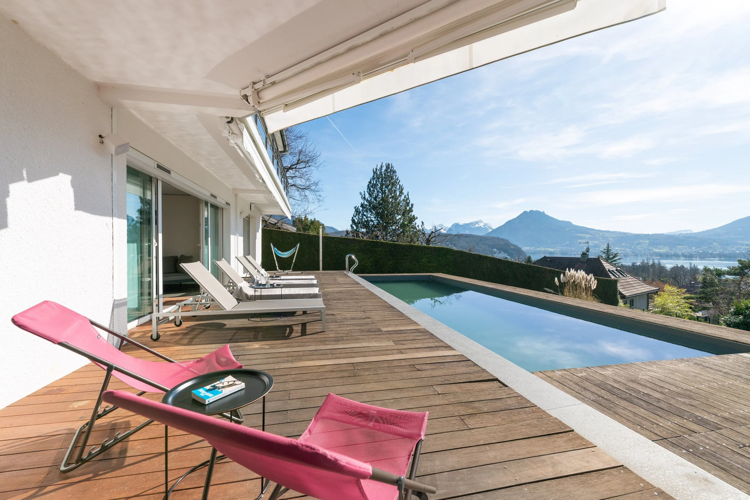 Villa_du_Mont_Veyrier_poolside2.jpg