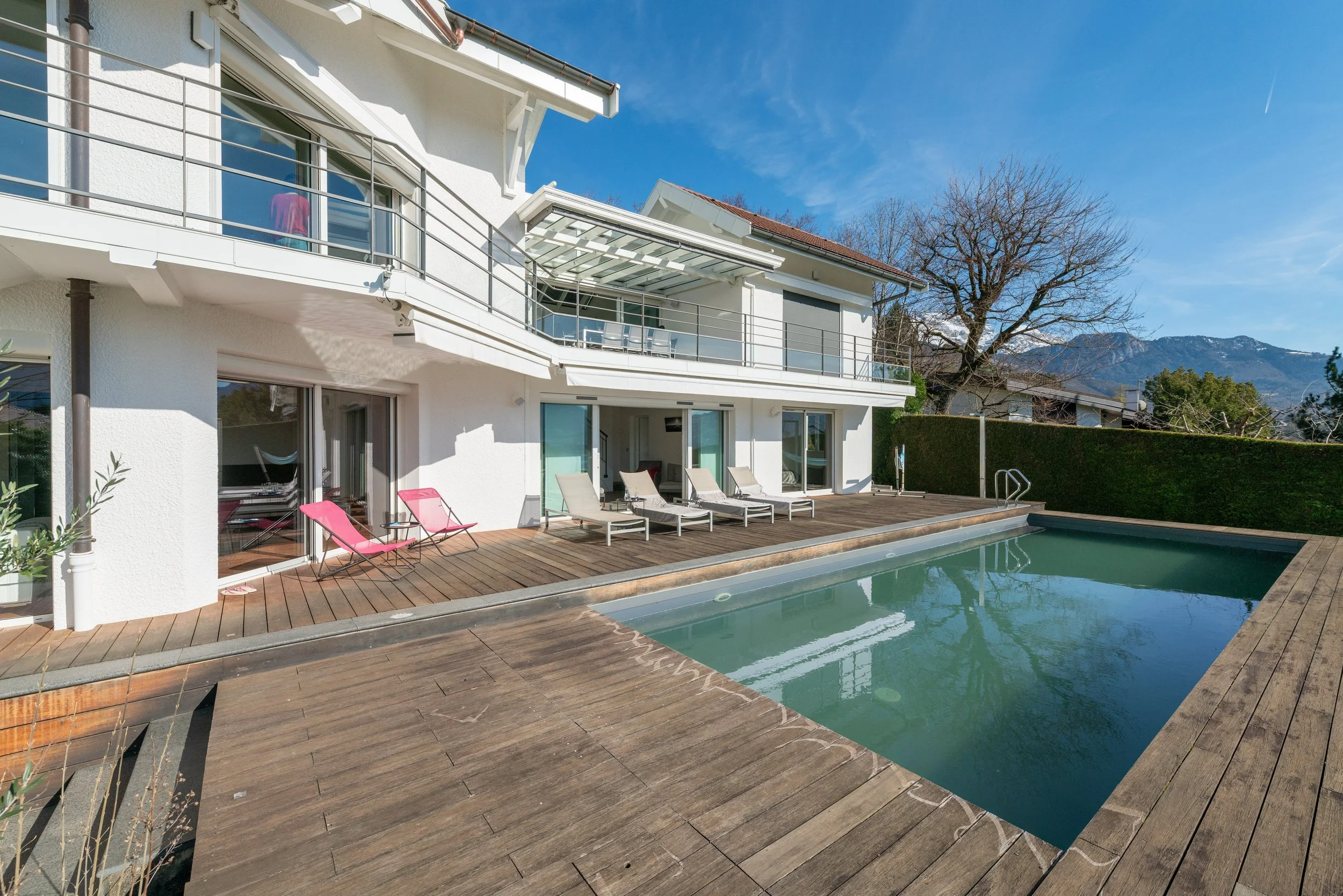 Villa_du_Mont_Veyrier_poolside3.jpg