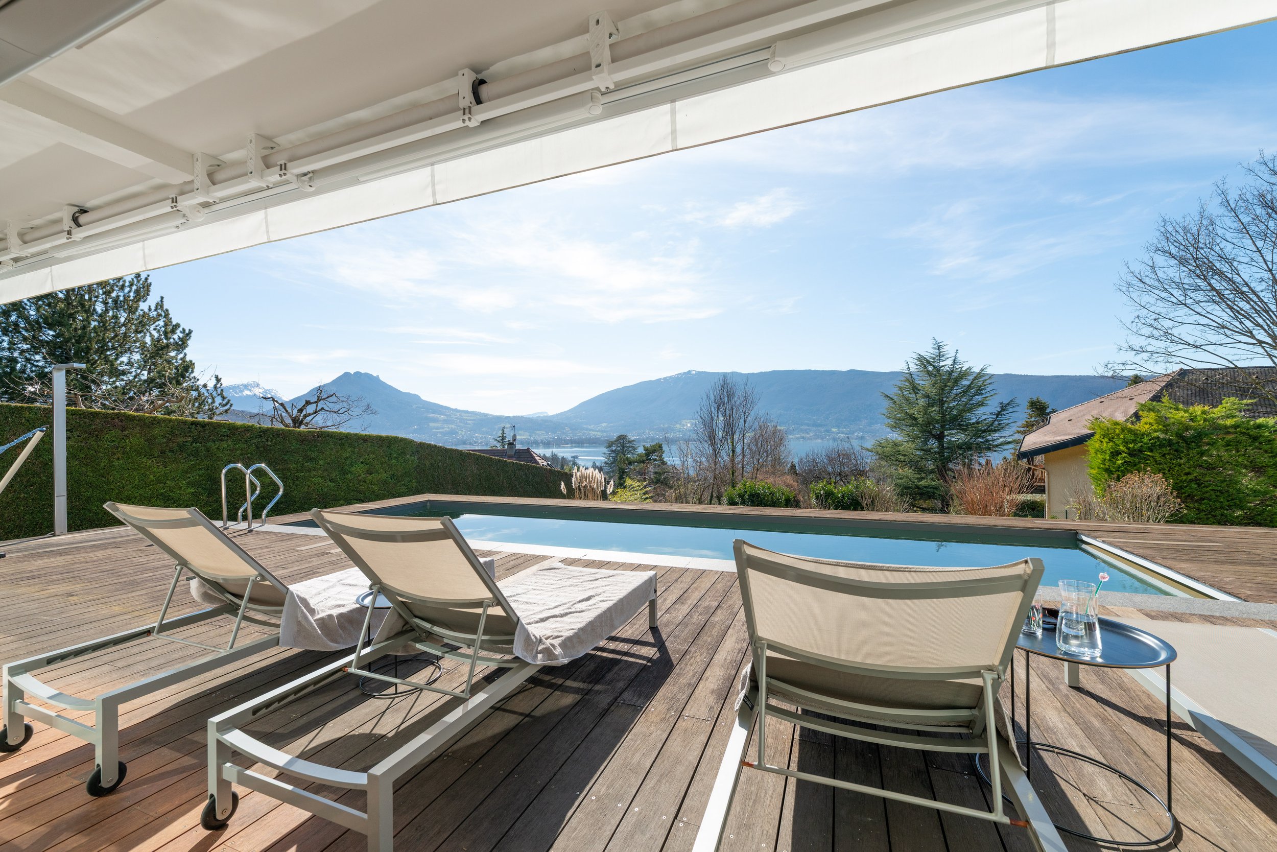 Villa_du_Mont_Veyrier_poolside.jpg
