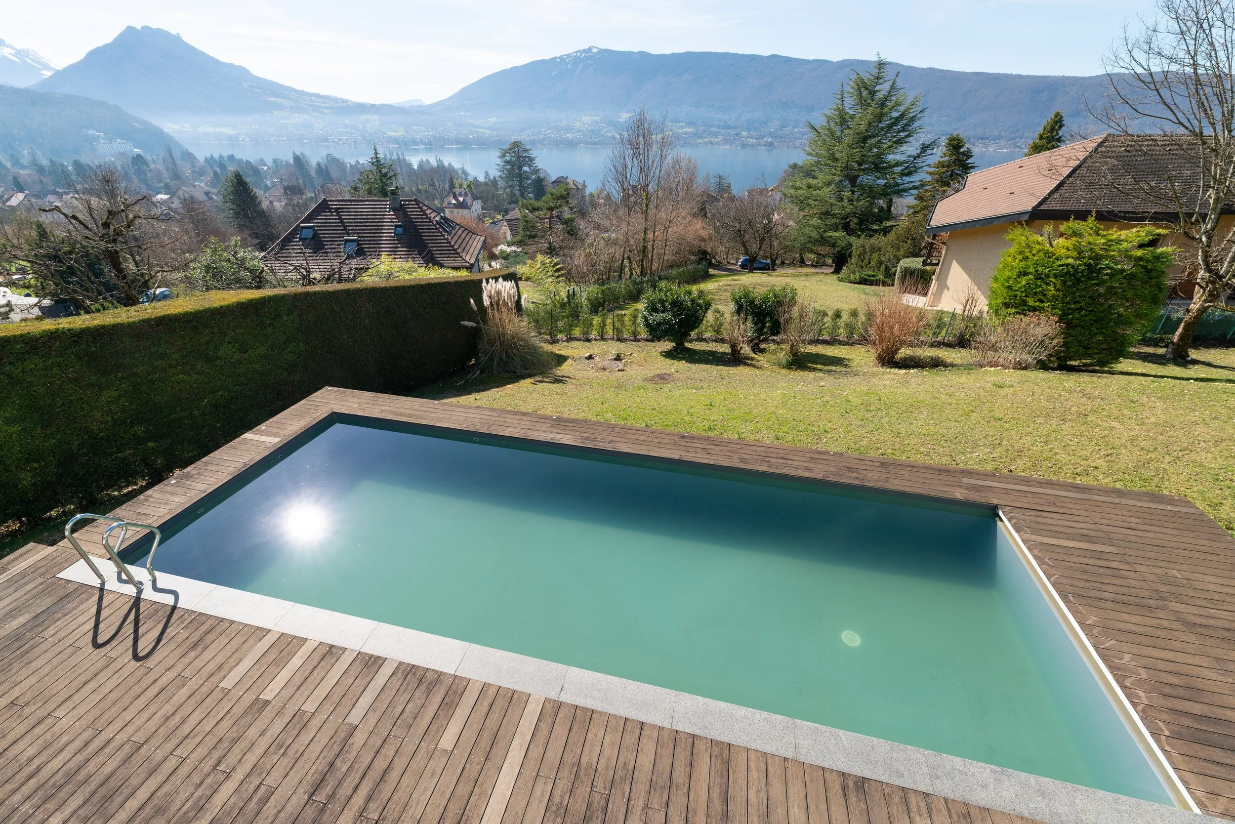Villa_du_Mont_Veyrier_pool_lakeview.jpg