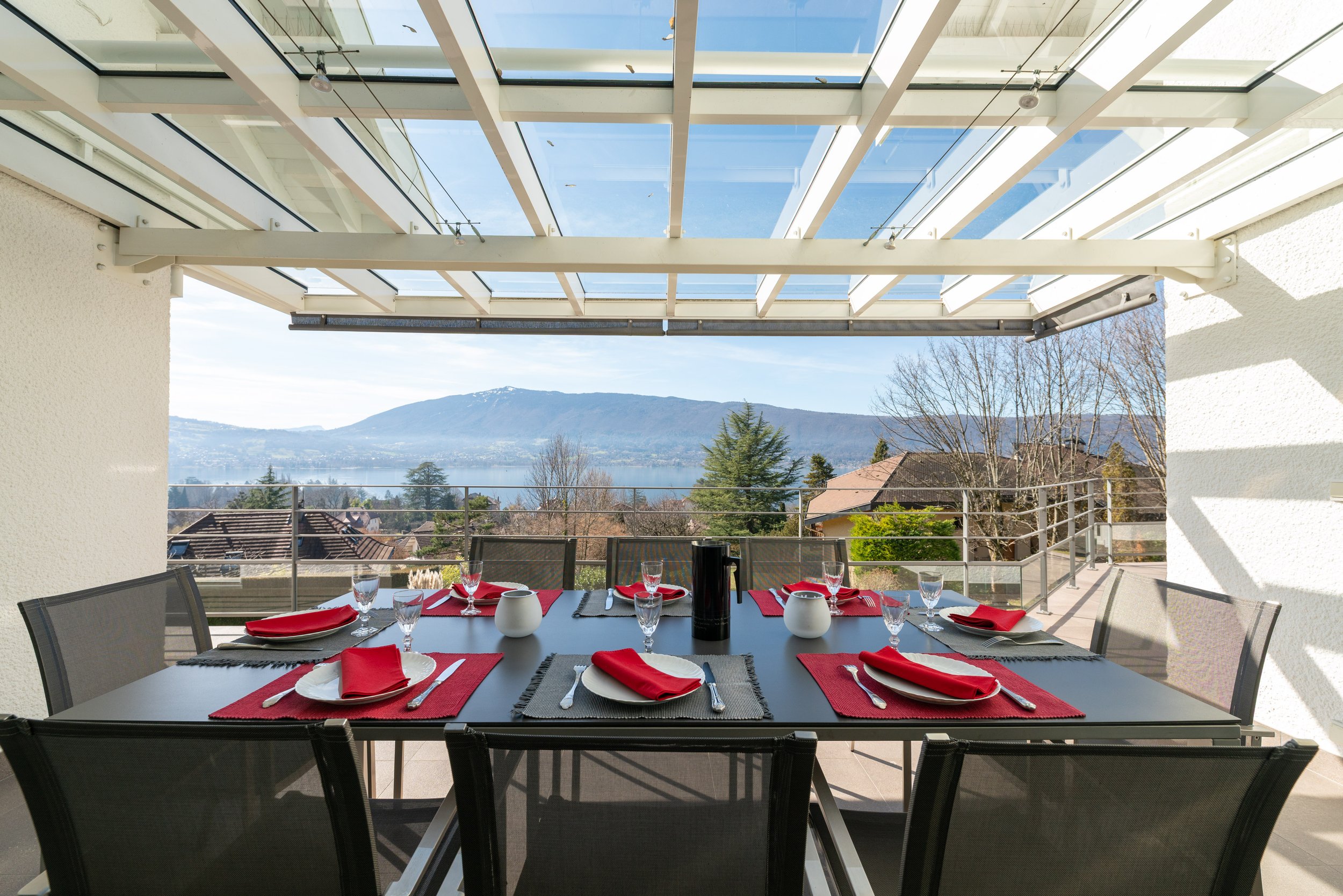 Villa_du_Mont_Veyrier_outdoordining.jpg