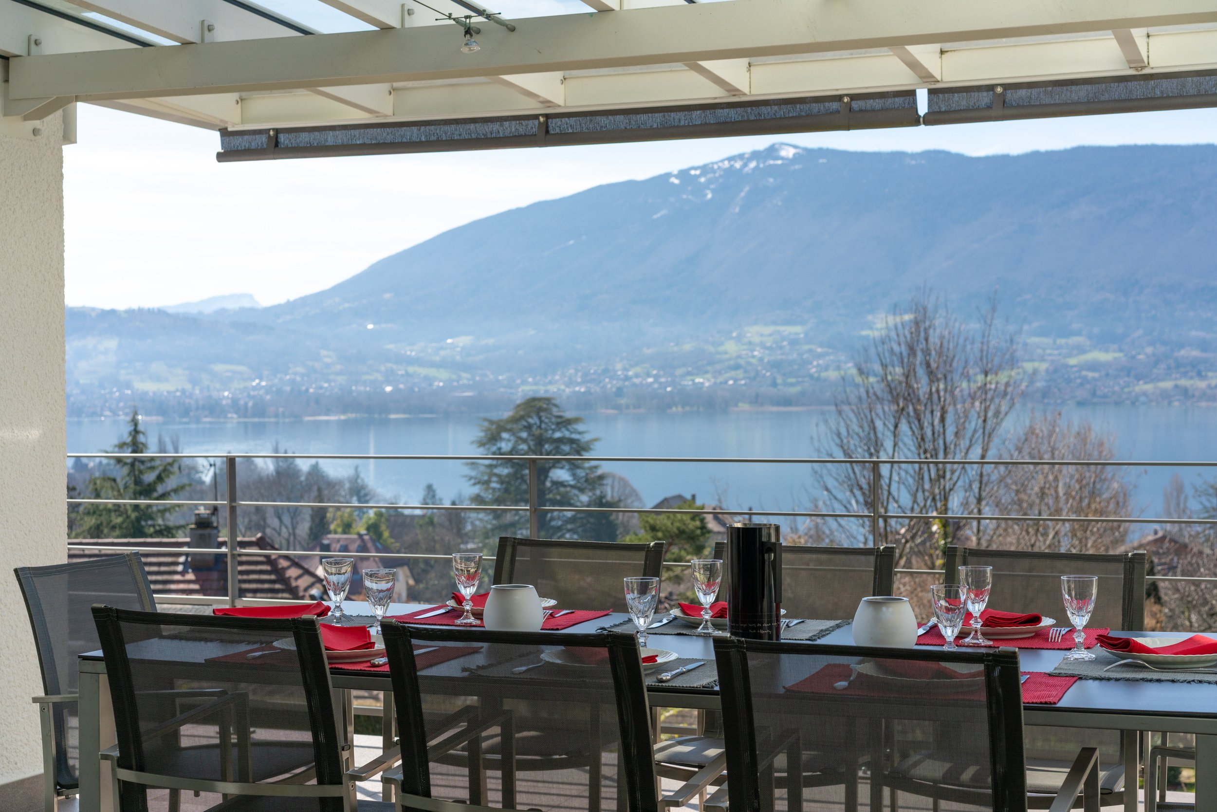 Villa_du_Mont_Veyrier_outdoor_dining.jpg
