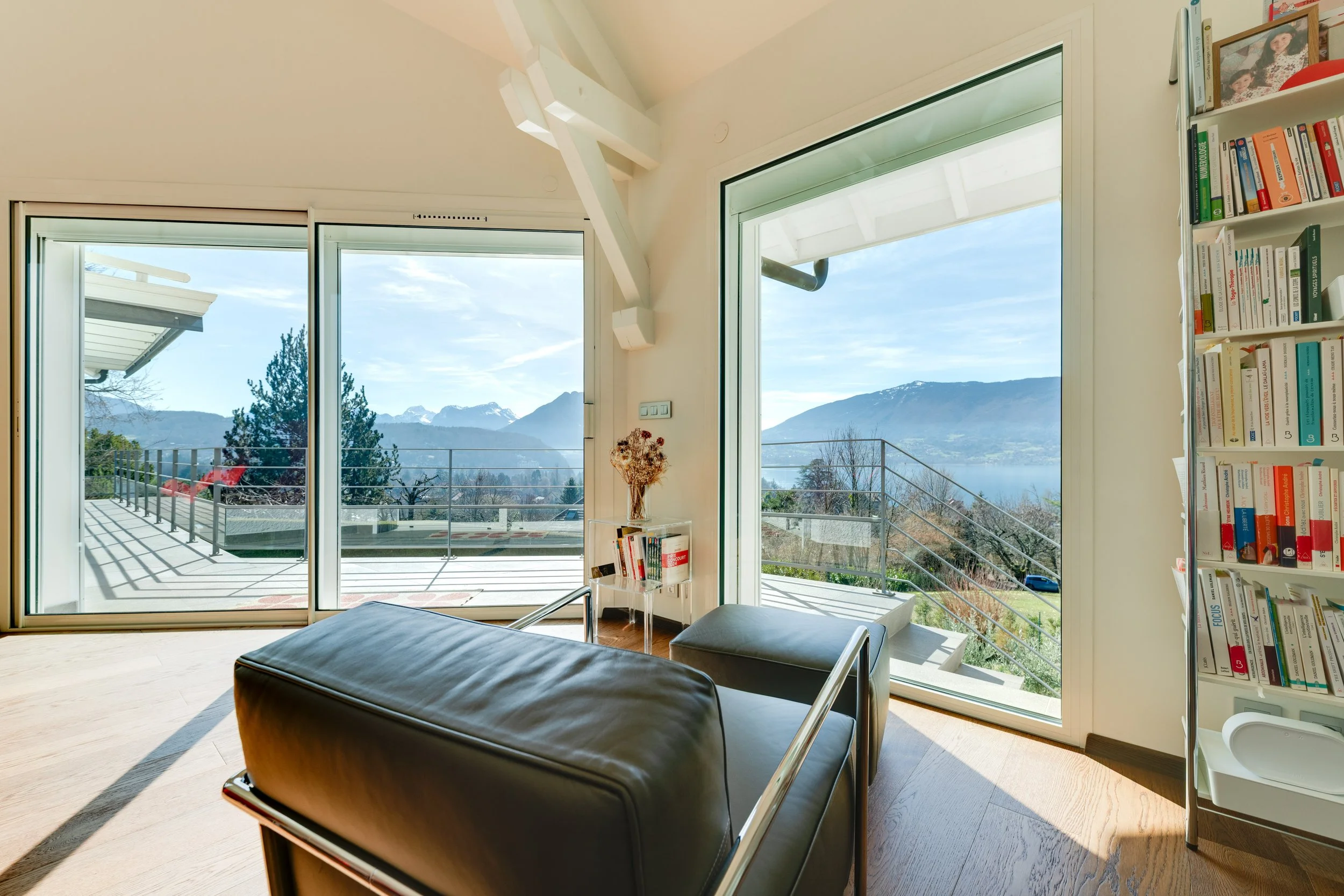 Villa_du_Mont_Veyrier_lounge_corner.jpg