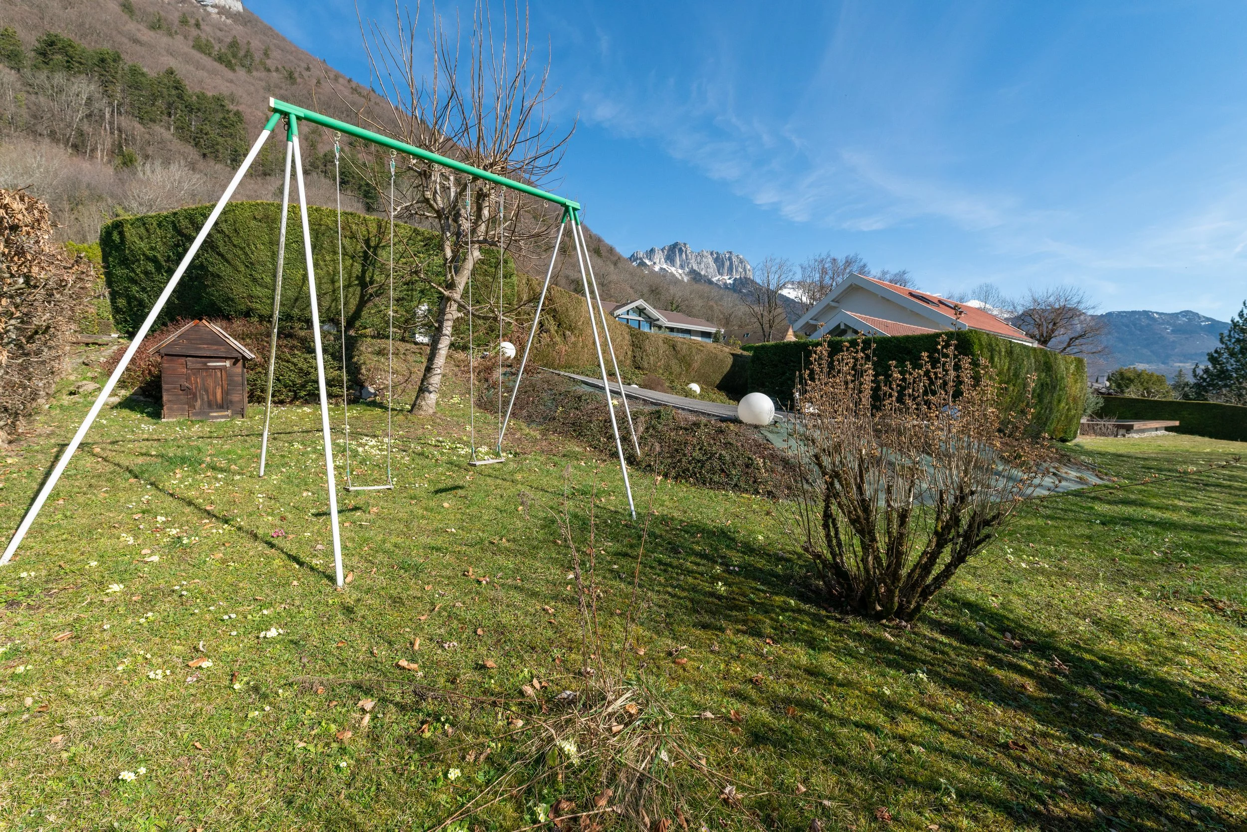 Villa_du_Mont_Veyrier_garden_kidsarea.jpg