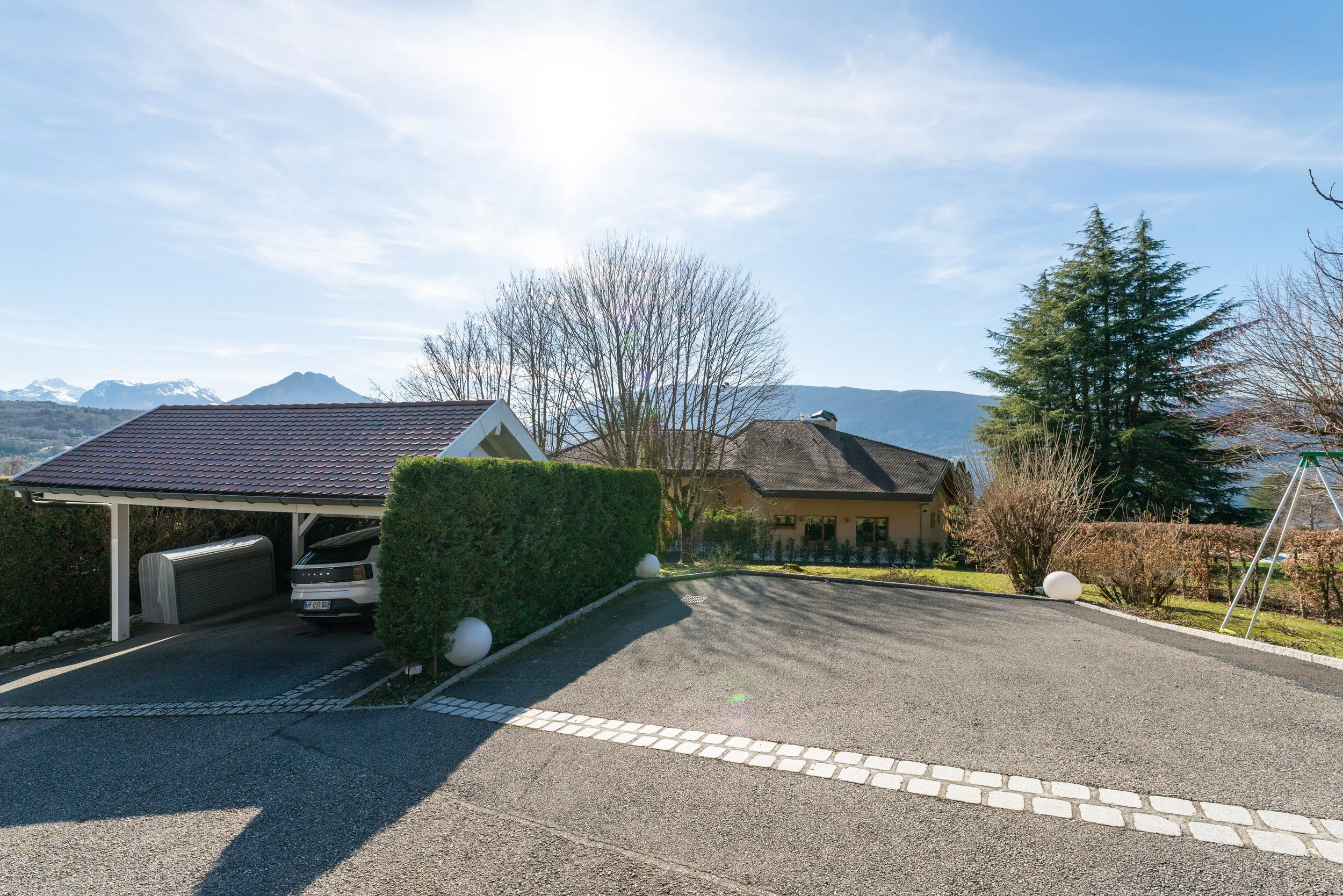 Villa_du_Mont_Veyrier_driveway.jpg