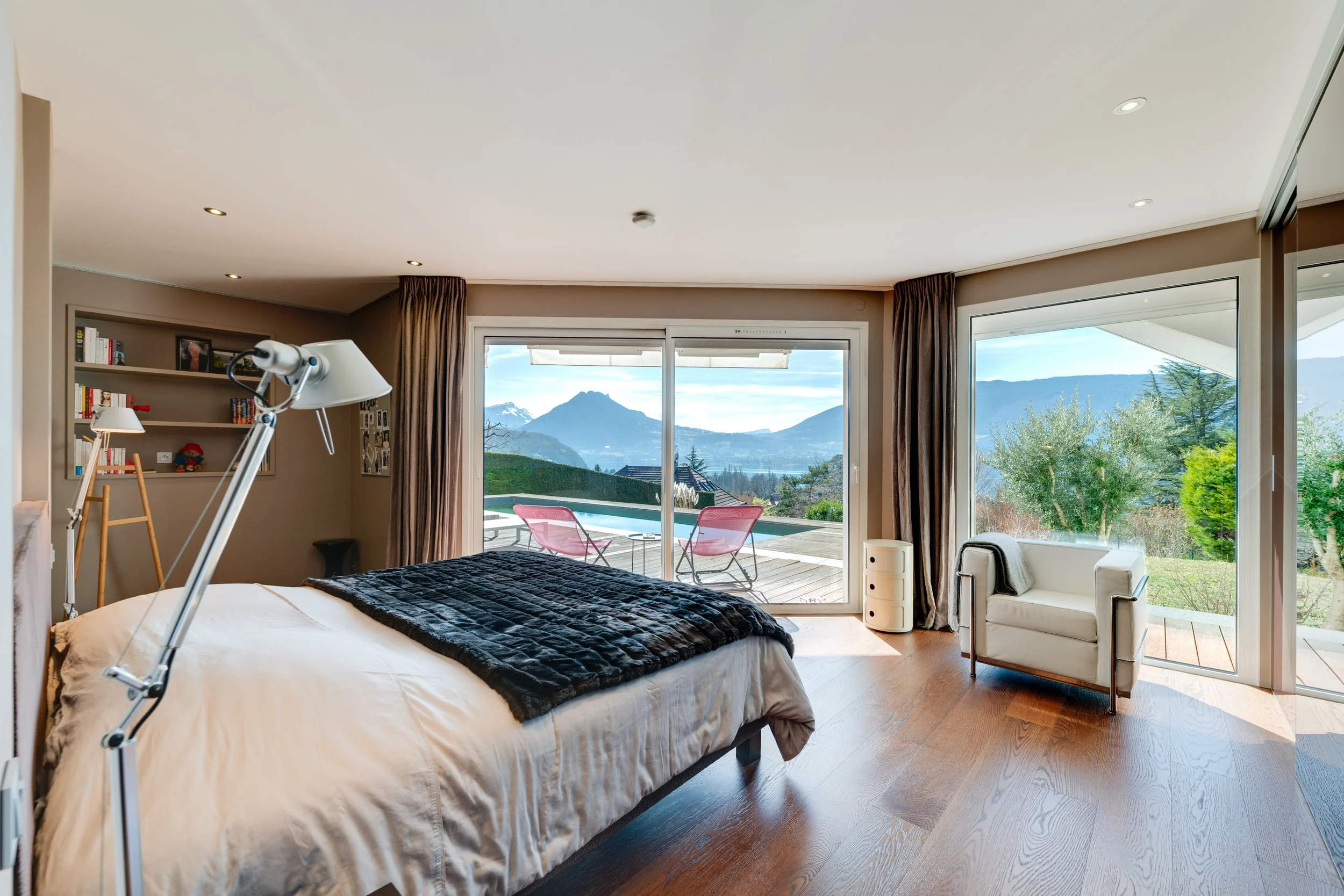 Villa_du_Mont_Veyrier_bedroom1_ master.jpg