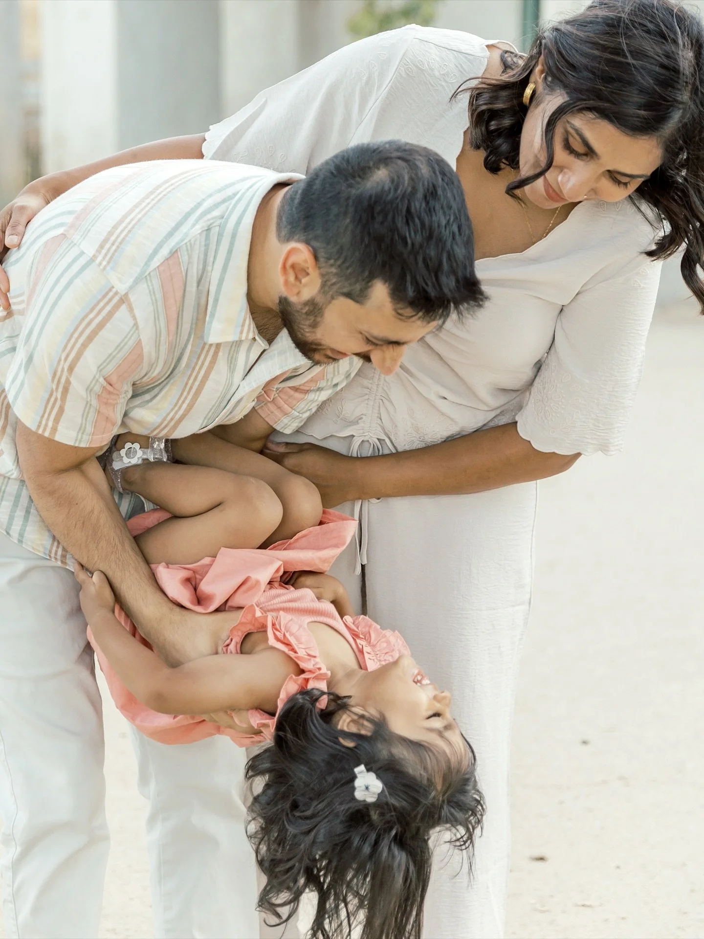 Parents are often worried about their kids not smiling during sessions, and I always try to find that one thing that would make them crack.
Sometimes is a song, a face, a sound, a dance, a sibling making all of those for me haha and the one that alw