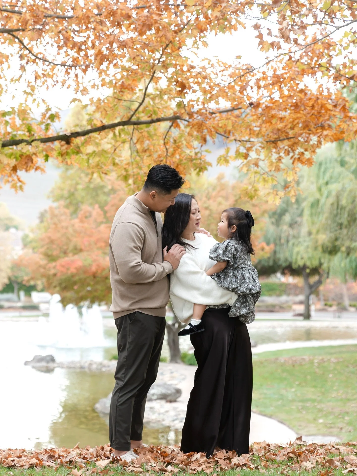 Fall&rsquo;s colorful foliage served as the most beautiful backdrop for this beautiful family session 🍁