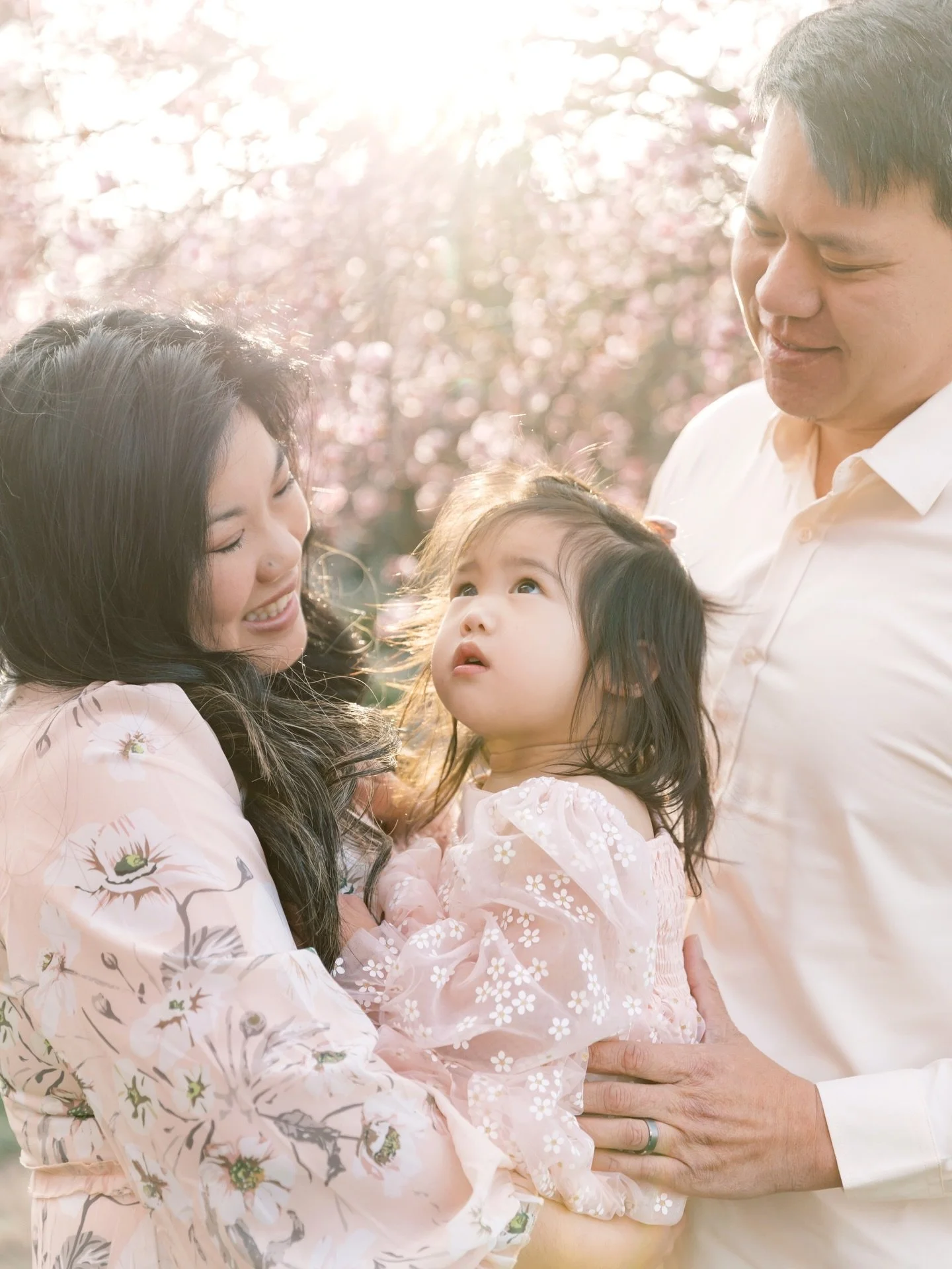 Cherry blossoms are the most expected minis of the year and the reason is simple: they are the perfect background for any stage in life.

I had the honor to meet this family again at the end of the year and their new cutest member, thank you for trus