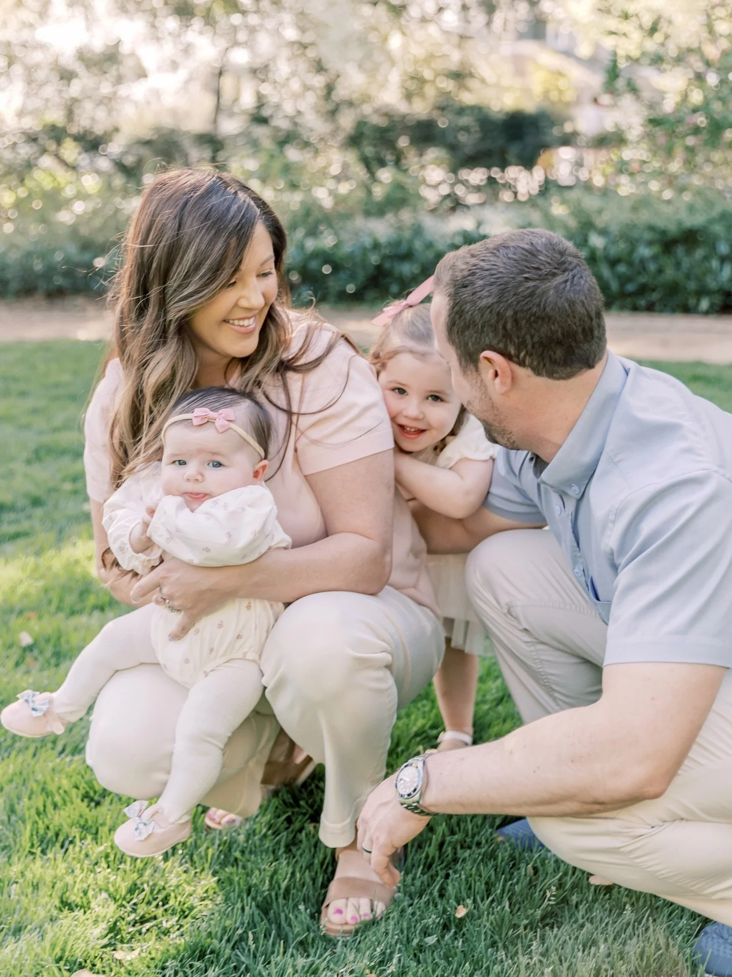 You have to keep scrolling until the end! 

I just feel so honored to keep meeting families through out the years and see how their kids grow this beautifully happy and add even cuter babies!