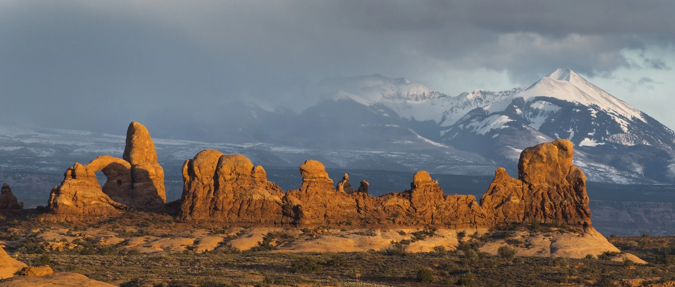 arches-national-park-barren-clouds-164170.jpg