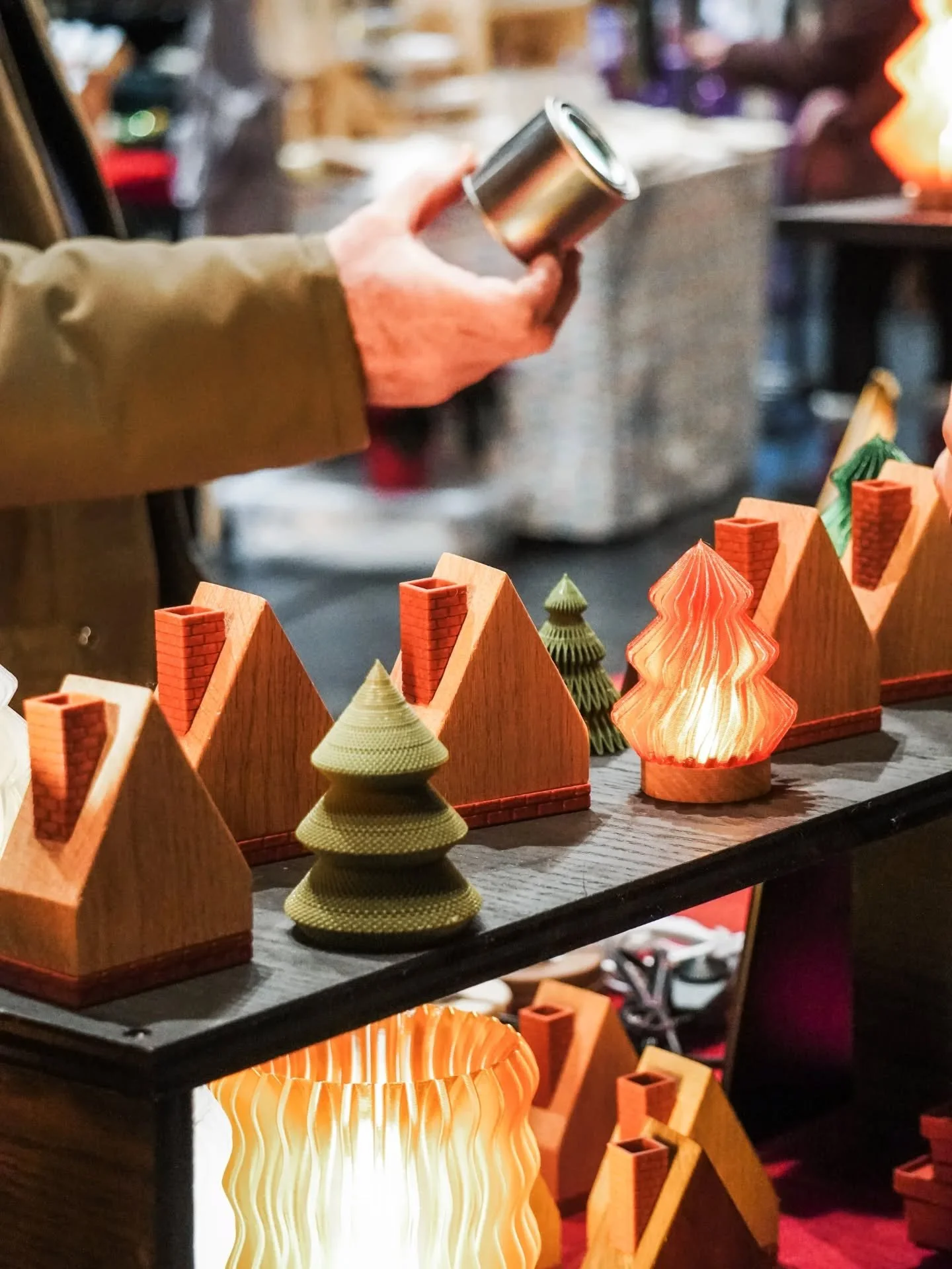 Des id&eacute;es cadeaux fabriqu&eacute;es ici pour tous les go&ucirc;ts et tous les budgets!

DERNIER MARCH&Eacute; DE 2025!
✨La Magie du March&eacute; des F&ecirc;tes au Th&eacute;&acirc;tre Denise-Pelletier ✨
Cette fin de semaine c'est ta derni&eg