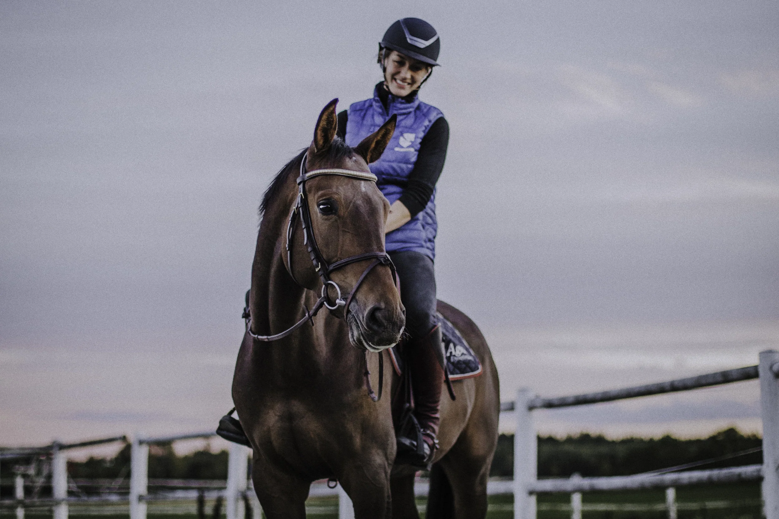 Karianne og fem år gamle Bushwacker/Lotto under rosa himmel hos Sky Horses.