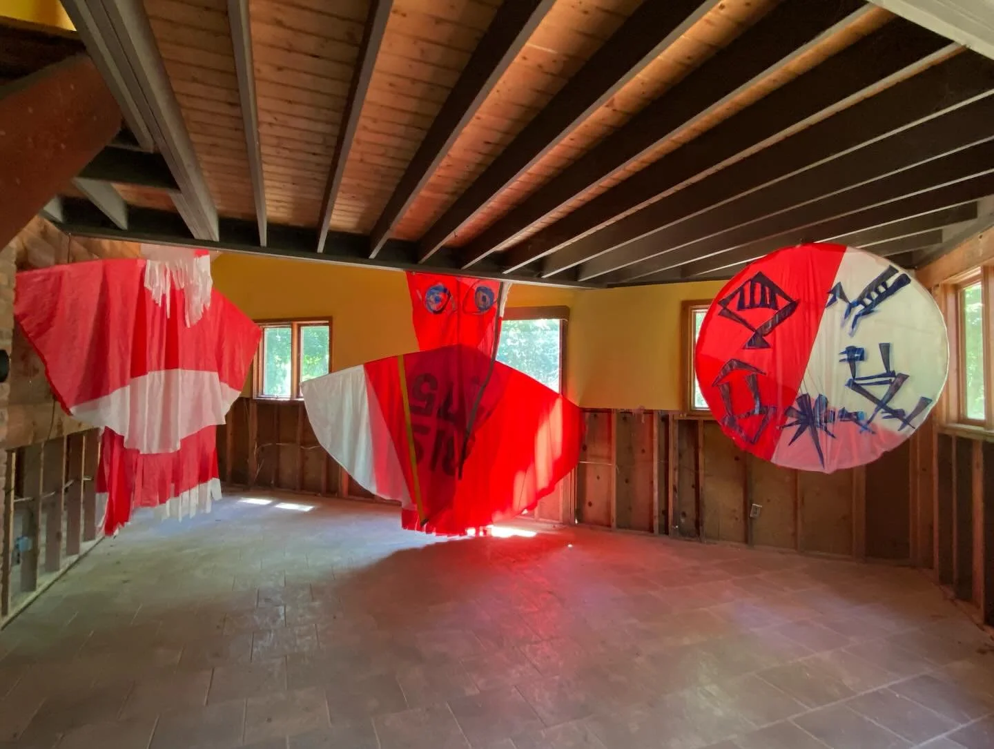 Thank you @tamarettun for bringing your two red creatures and the moon performance sculptures to hover in space and time of the 24h performance program at @glasshouse247 during @upstateartweekend it was magical 
1-2 Two Red Creatures and The Moon at 