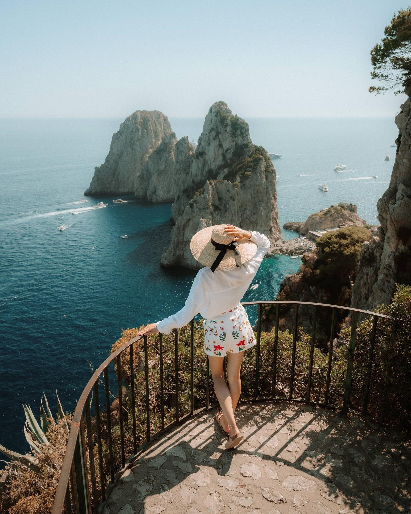 🇬🇧 The best viewpoints in Capri:
1. Punta Cannone
2. Gardens of Augustus
3. Belvedere del Pizzolungo
4. View from Villa San Michele
5. View from Villa Lysis
6. Monte Solaro
7. Belvedere Tragara
More in our highlighted stories from Capri ✨
.
🇵🇱 Na